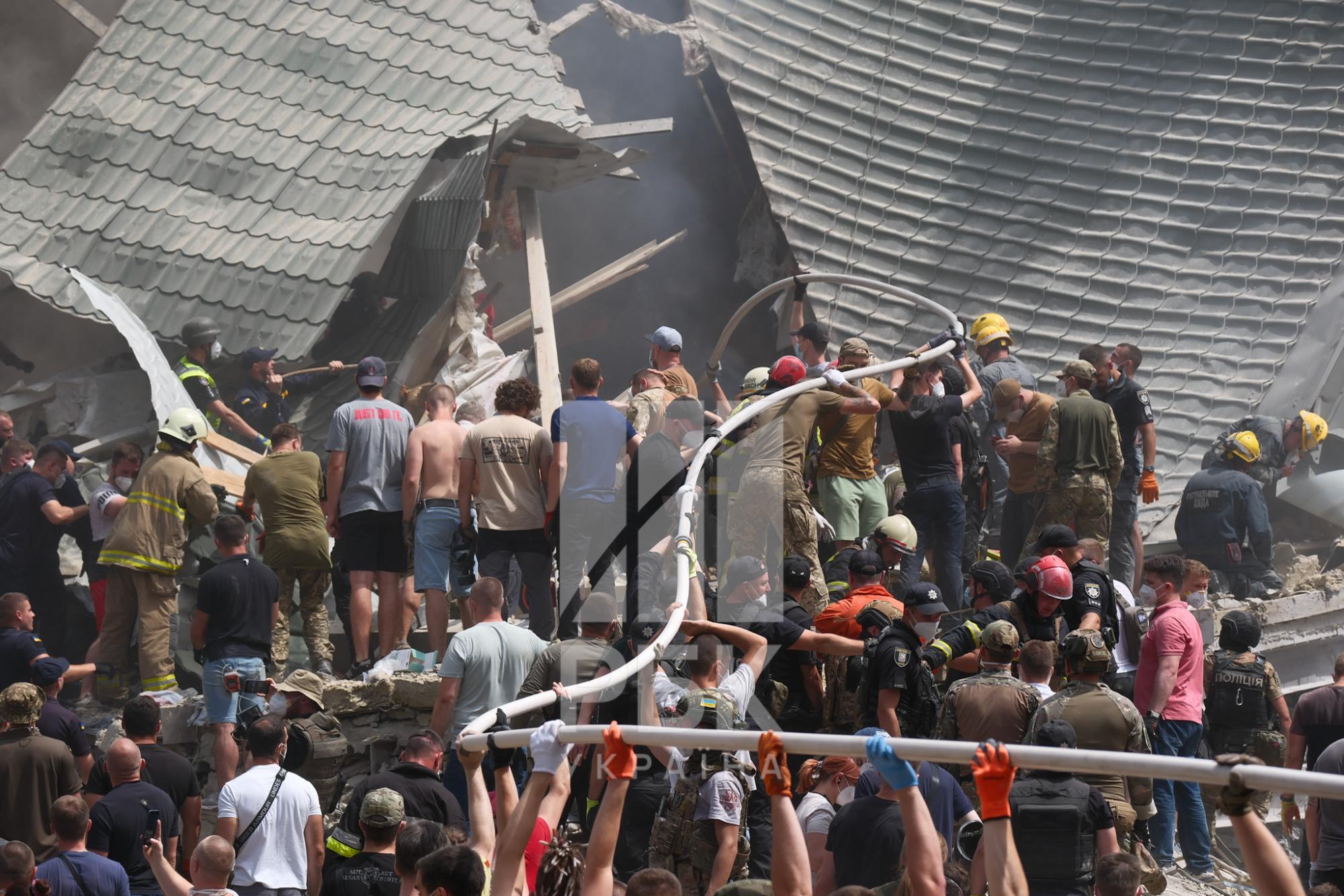 Украинский музыкант чудом выжил под завалами квартиры в Киеве