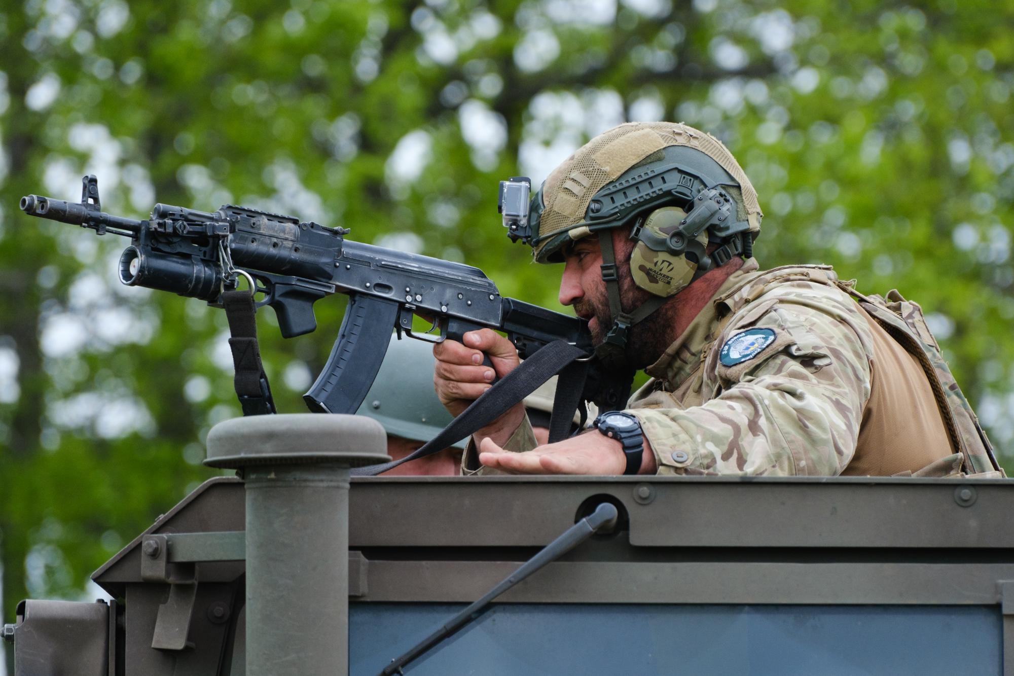 Швидкість, точність, сила: майстерність українських морпіхів на яскравих фото