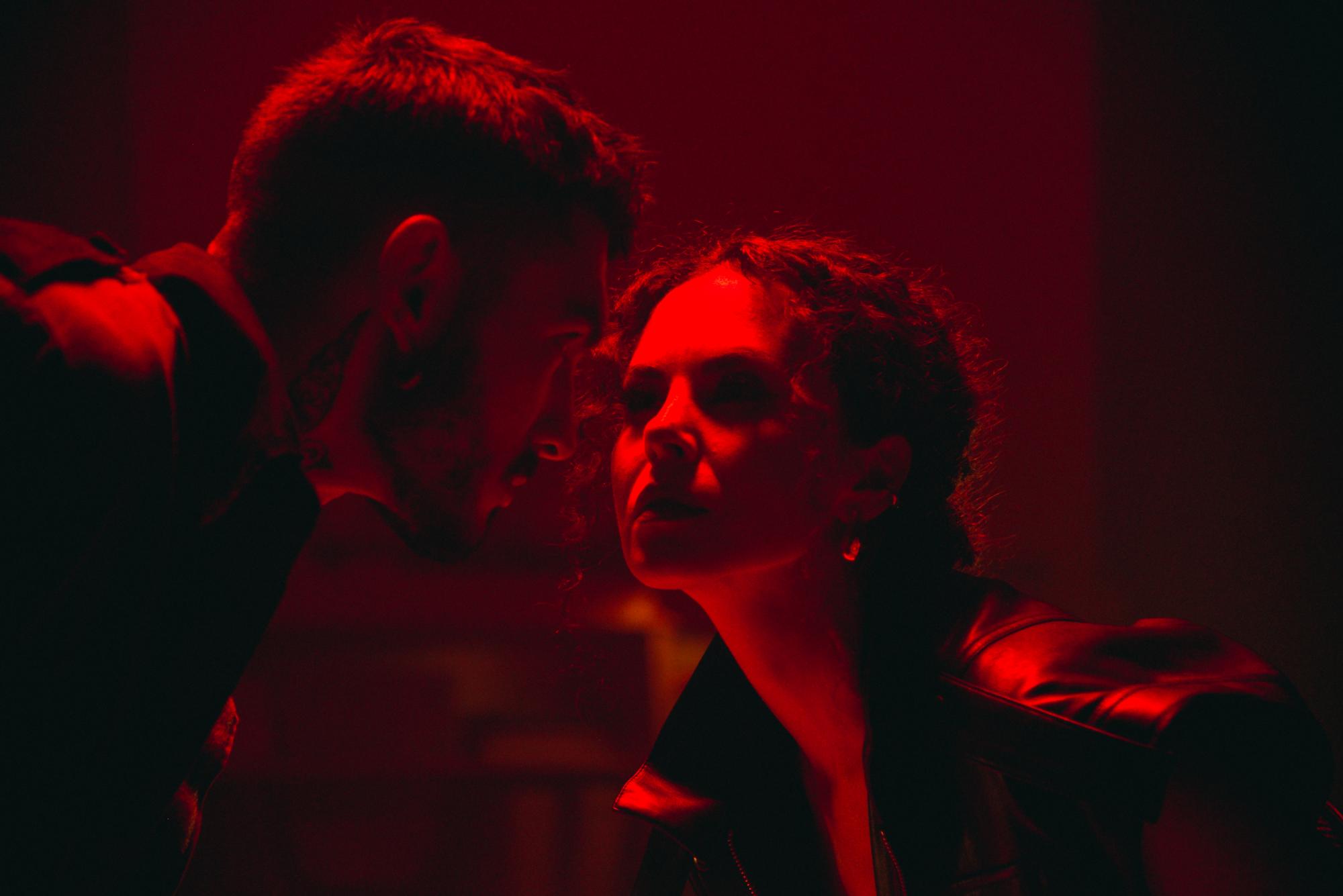 Розрив стосунків і очищення від минулого. Настя Каменських і Ostrovskyi пояснюють символізм кліпу "Гріхи"