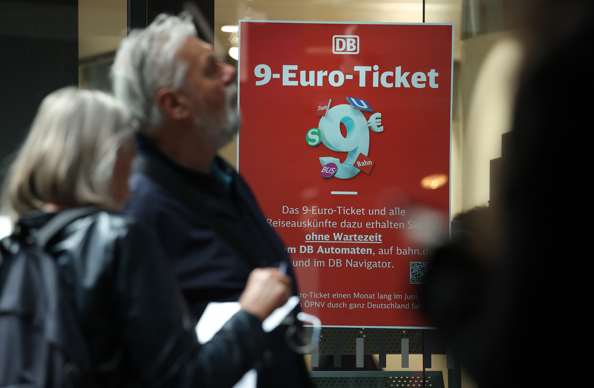 Поезда переполнены. Проездные за 9 евро в Германии вызвали ажиотаж и давку