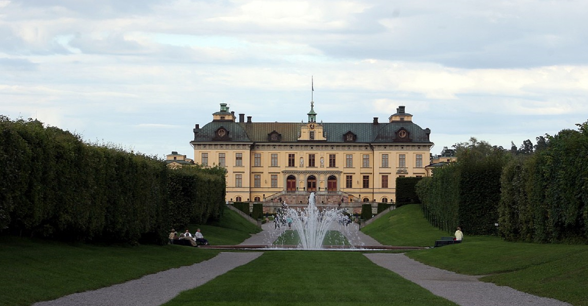 Королівські місця Європи: де можна відвідати діючі резиденції монархів