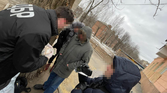 Пропонував солдатам перевестися в тил. Кадровика ТрО затримали на хабарі