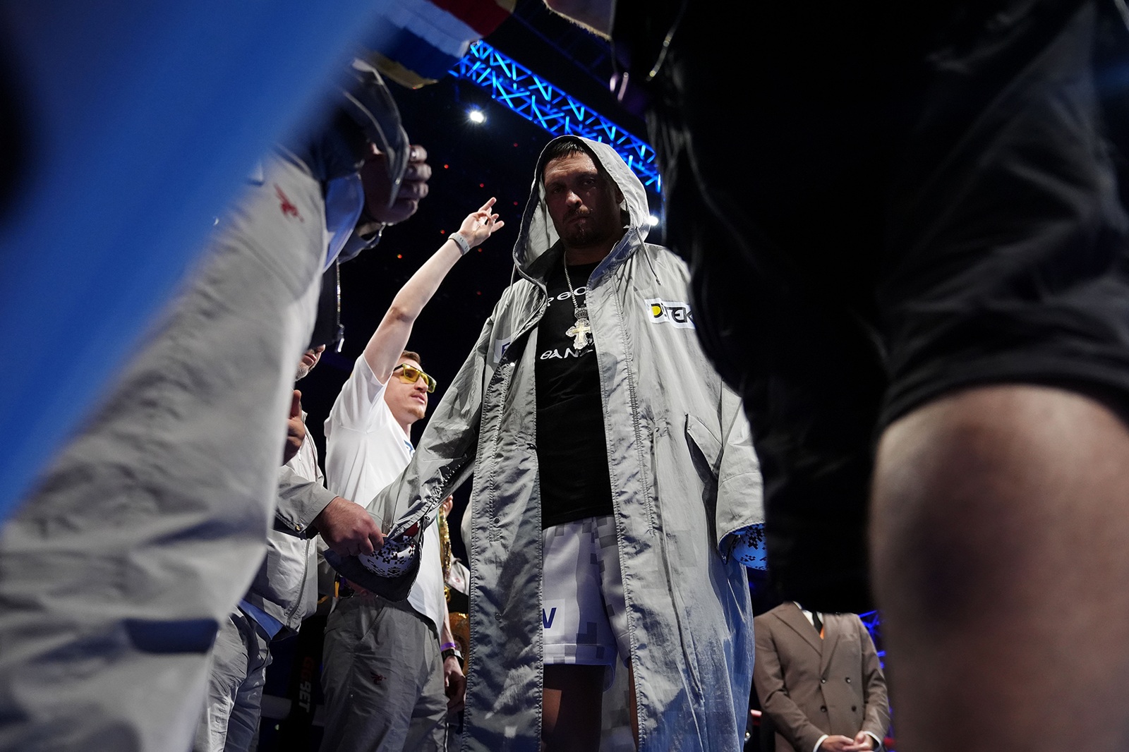 Сім'я і повага до ЗСУ: які символи закладені у чемпіонському халаті Усика від Stone Island