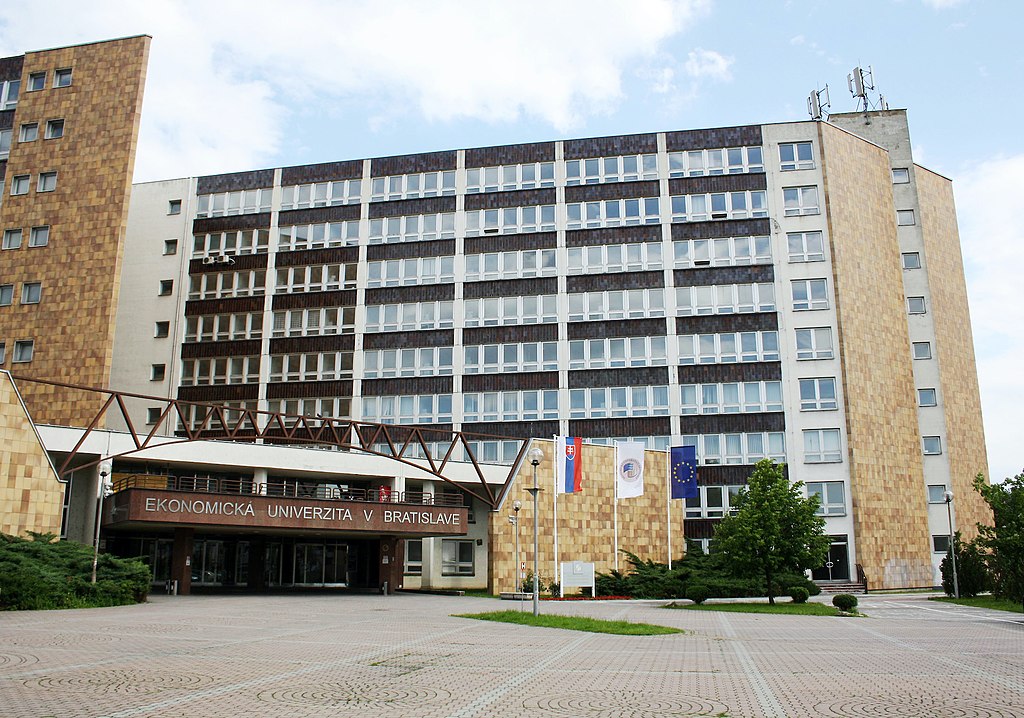 "Вік не має ставити життя на паузу". Як українські пенсіонери стали студентами у Словаччині