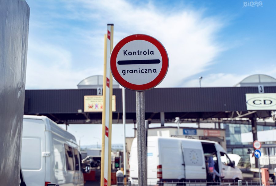 Выбрасывают даже яблоки. Украинцев предупредили о строгих проверках на польской границе