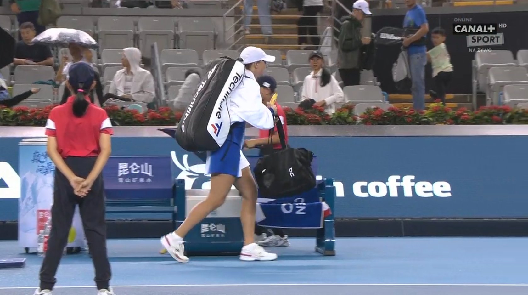 Теннисный матч между украинкой и россиянкой внезапно остановили: что произошло