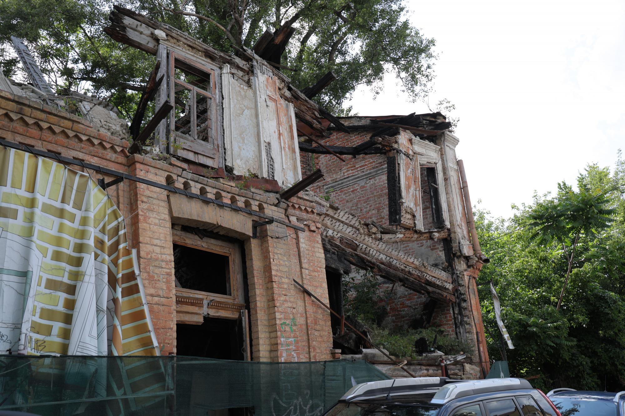"Хотіли все знести і забудувати". Чому на Подолі в Києві багато закинутих будівель