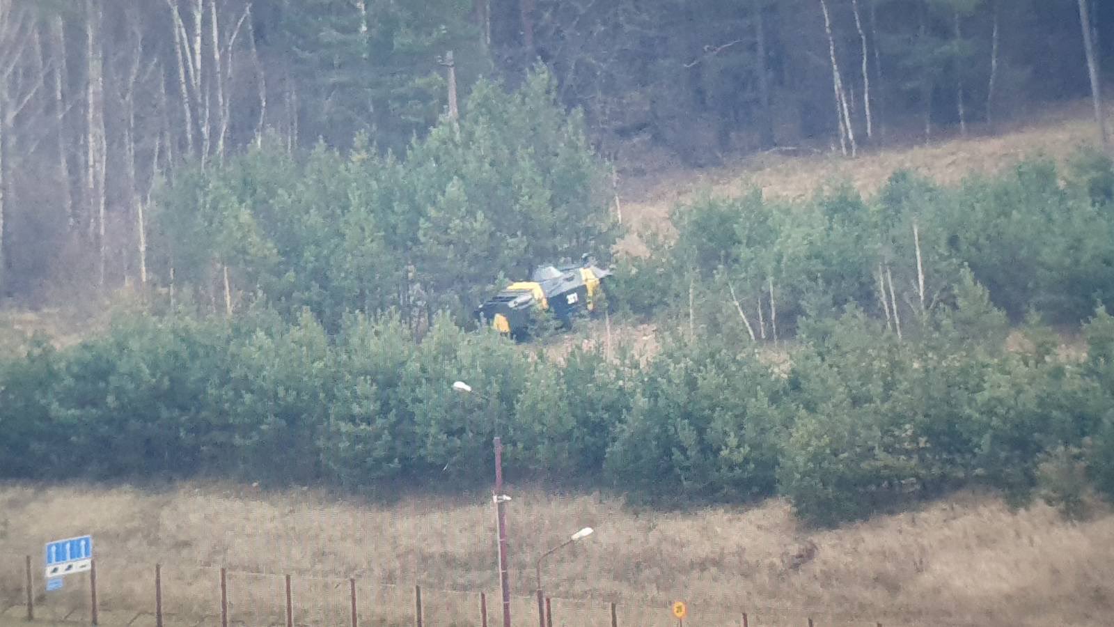 командный автомобиль у лагеря