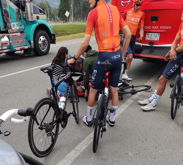 Чемпион Тур де Франс Берналь серьезно пострадал в аварии, у него сломаны позвонки