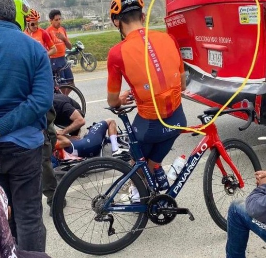 Чемпіон Тур де Франс Берналь серйозно постраждав у аварії,  у нього зламані хребці
