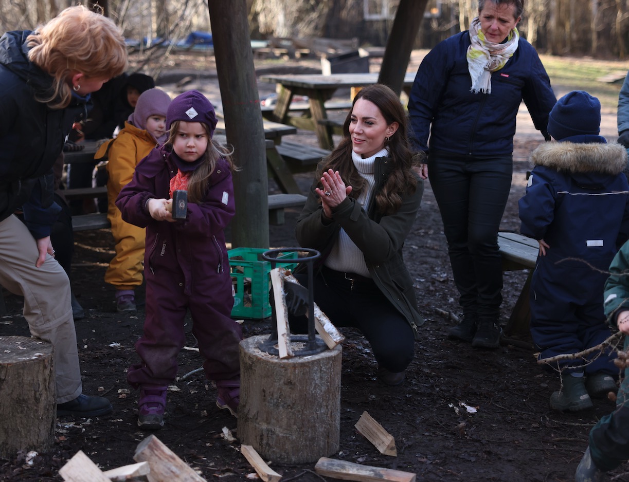 Кейт Миддлтон "затусила" с детьми в лесу: ну о-о-очень милые фото!