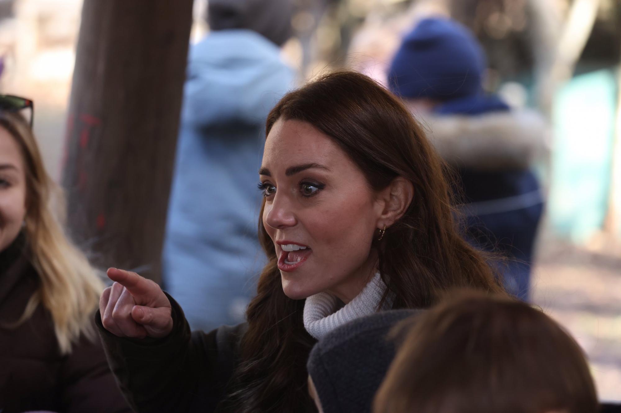 Кейт Миддлтон "затусила" с детьми в лесу: ну о-о-очень милые фото!