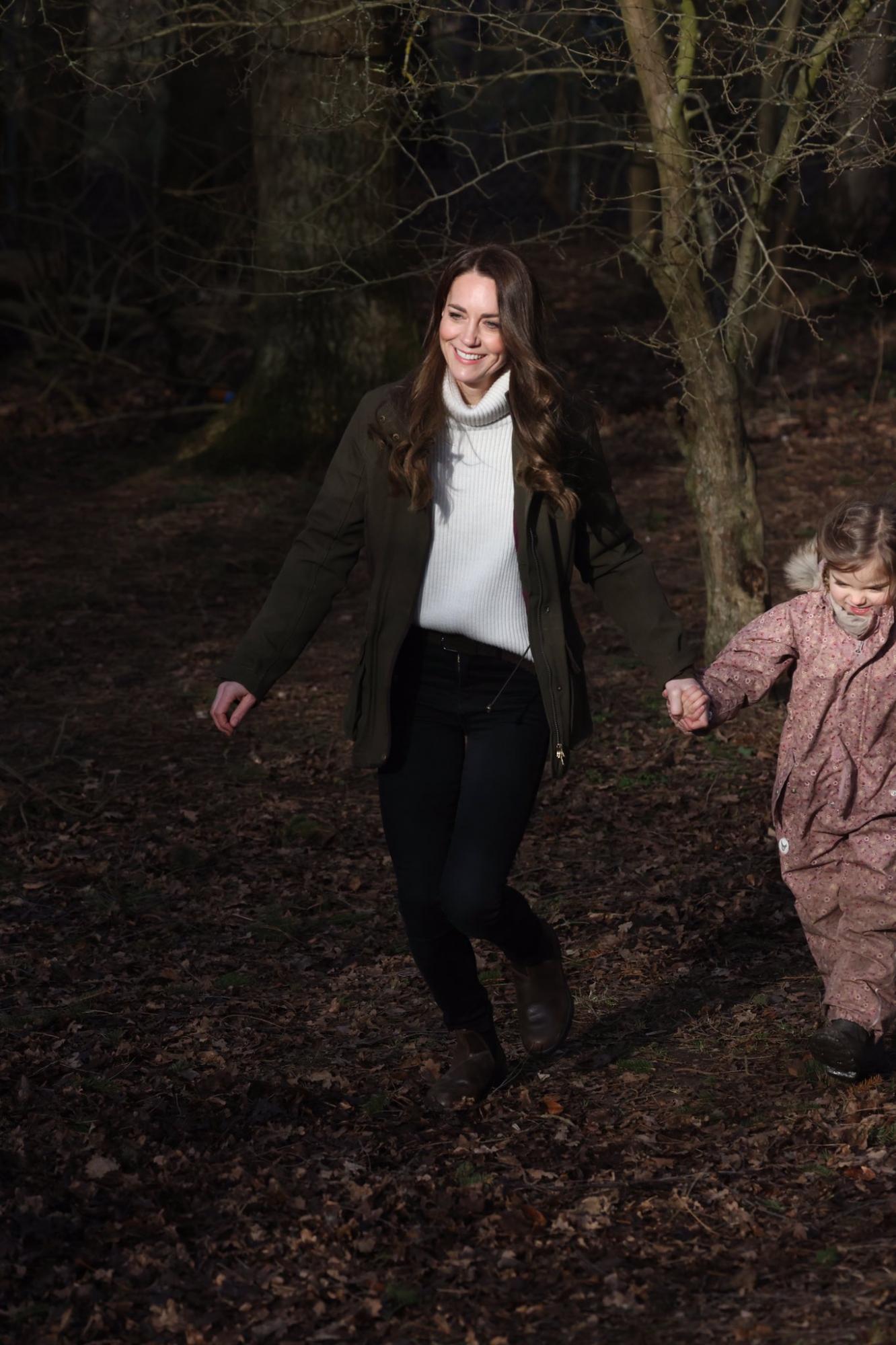 Кейт Миддлтон "затусила" с детьми в лесу: ну о-о-очень милые фото!