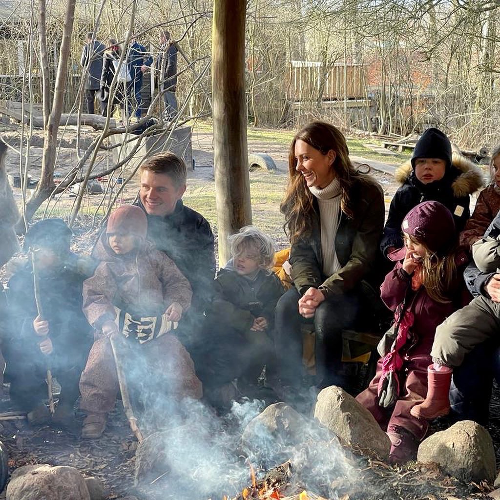 Кейт Миддлтон "затусила" с детьми в лесу: ну о-о-очень милые фото!