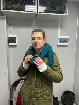 Мужчина хотел сбежать из Украины в "пакете малыша", спрятавшись между памперсами (фото)