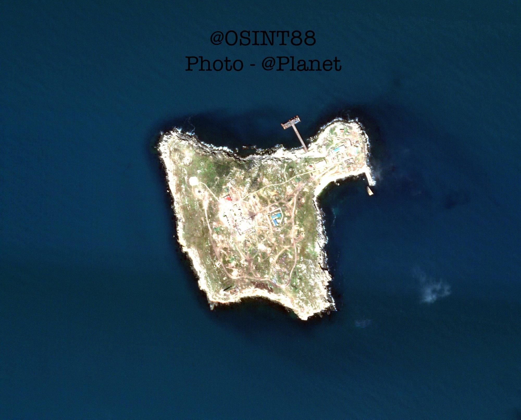 Окупанти встановили нові ППО на Зміїному: супутникові знімки