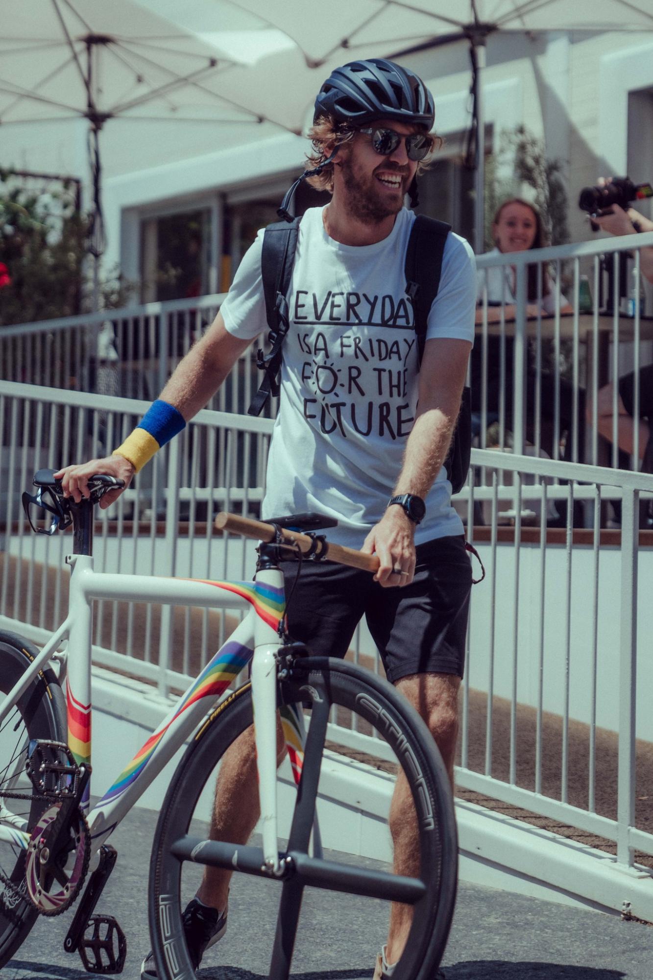 Четырехкратный чемпион Формулы-1 Феттель снова проявил солидарность с Украиной