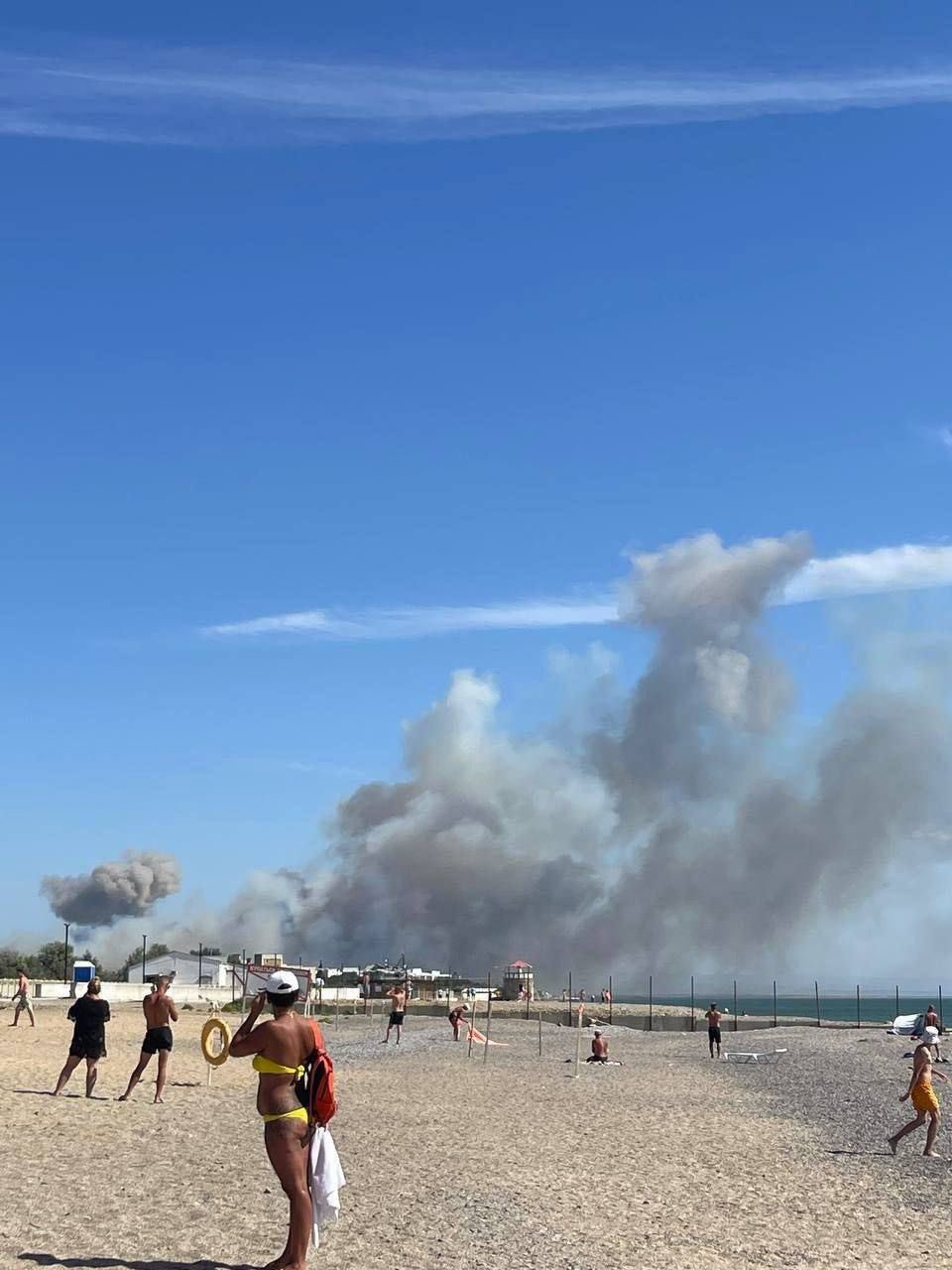 "Камней не было. Были ракеты": реакция сети на взрывы в Крыму