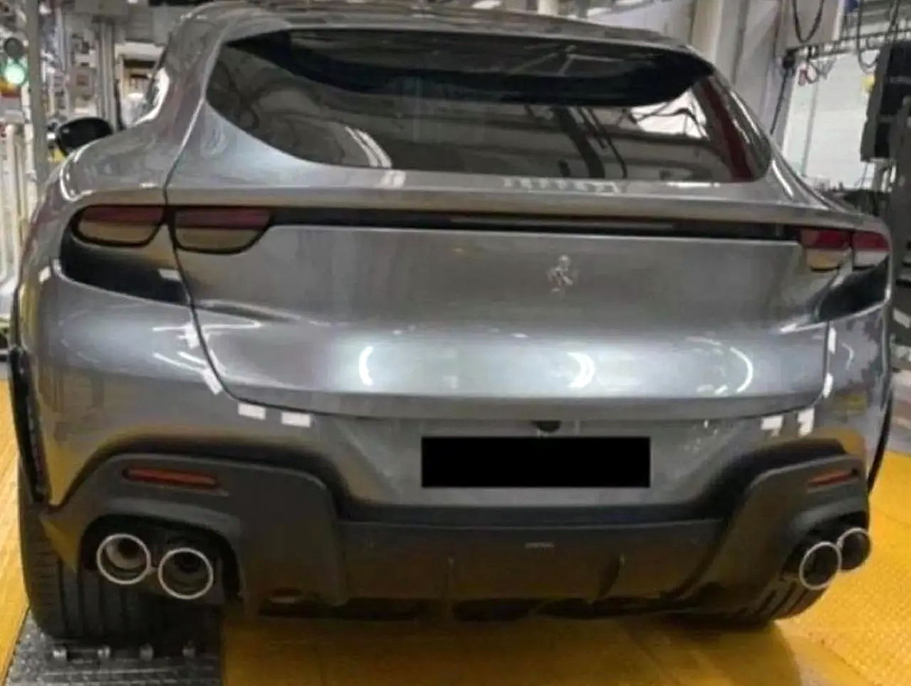 Рассекречена внешность первого серийного кроссовера Ferrari: что известно о машине