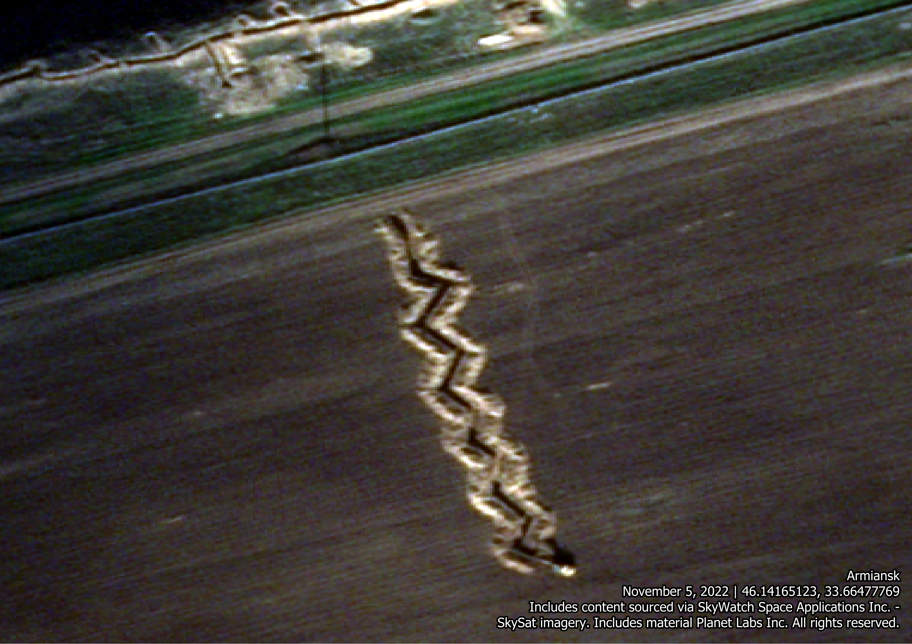 Оккупанты начали рыть окопы на севере Крыма: спутниковые снимки