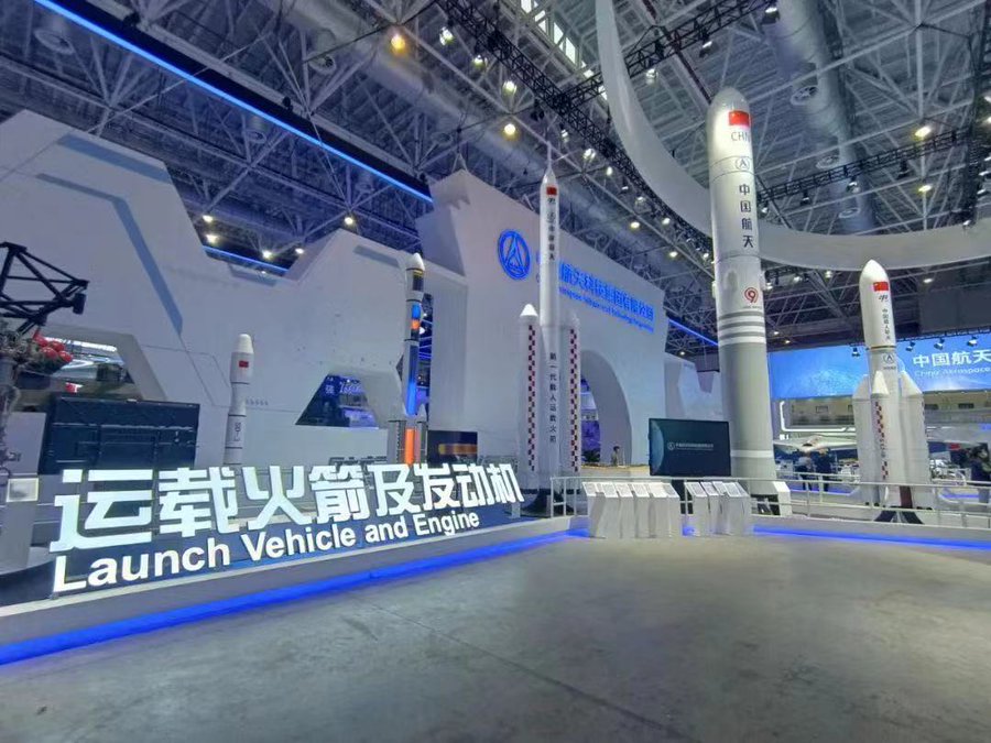 Китай показав нову космічну ракету для посадки на Місяць: фото і відео