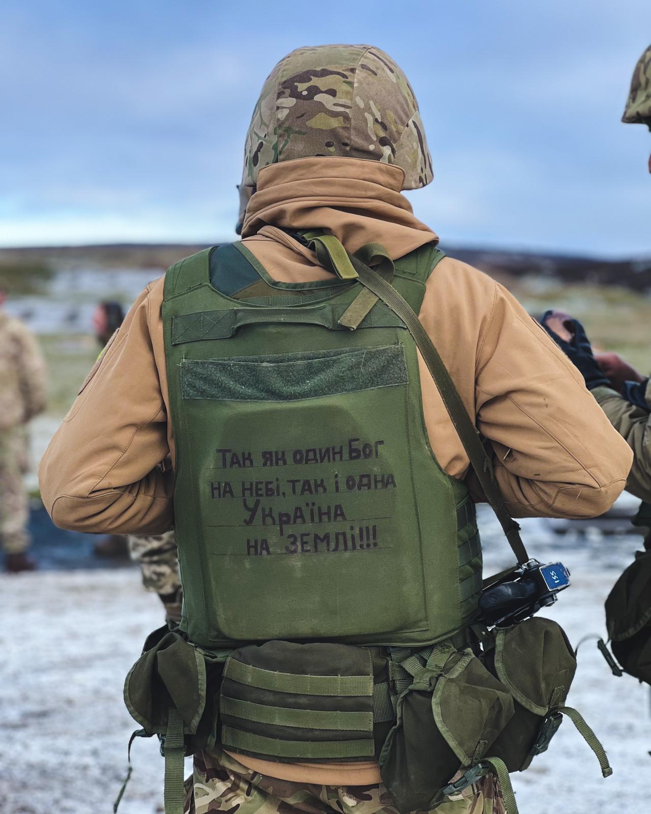 Зі зброєю та під снігом: з'явилися фото з навчань українських військових у Північній Англії