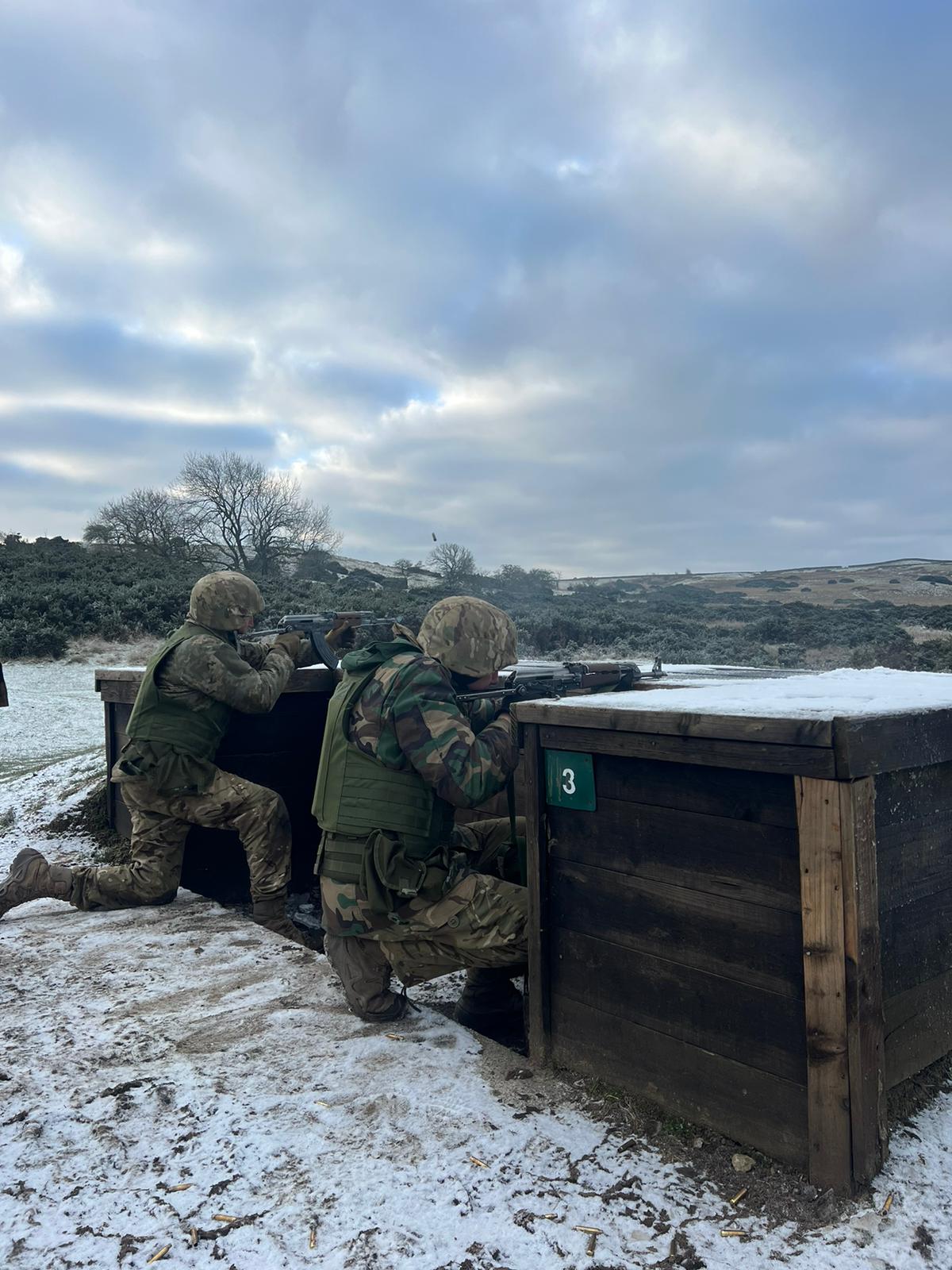 Зі зброєю та під снігом: з'явилися фото з навчань українських військових у Північній Англії
