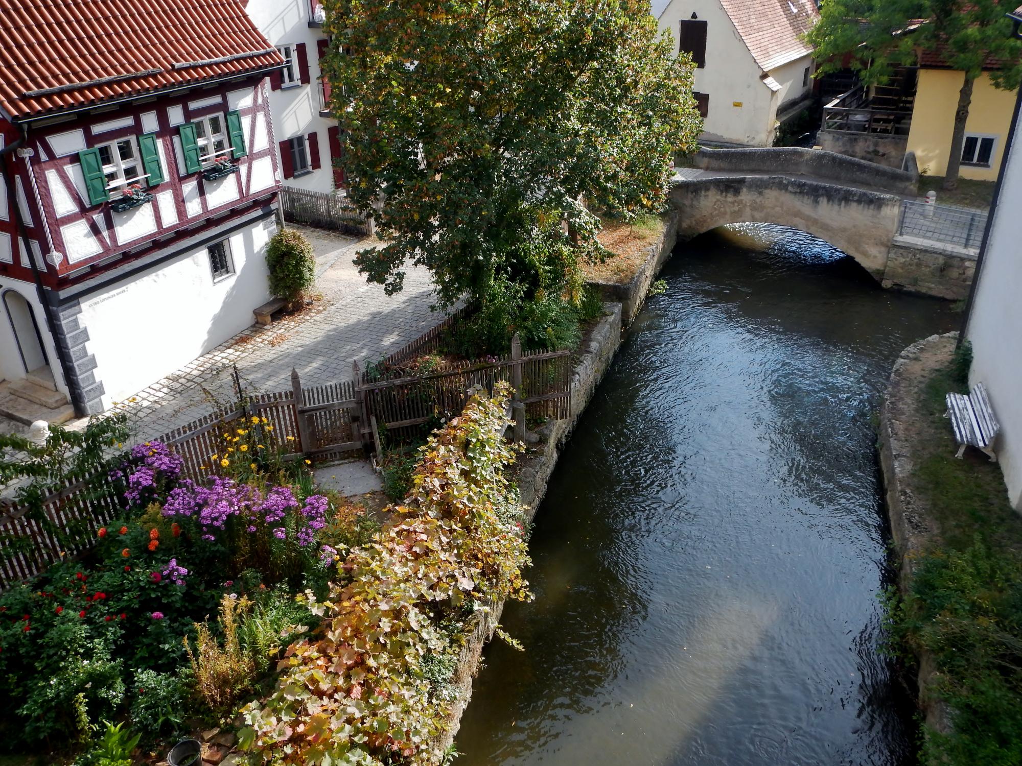 Із мільйонів діамантів. Середньовічне місто в Баварії, побудоване у центрі кратера