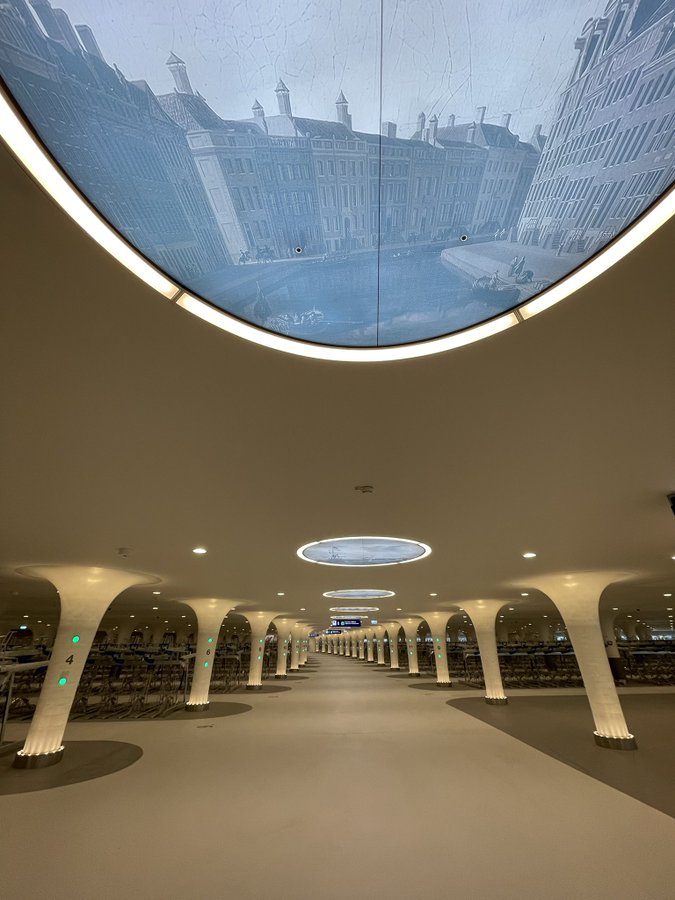 В Амстердамі облаштували підводний велопаркінг! Ви такого ще не бачили (фото)