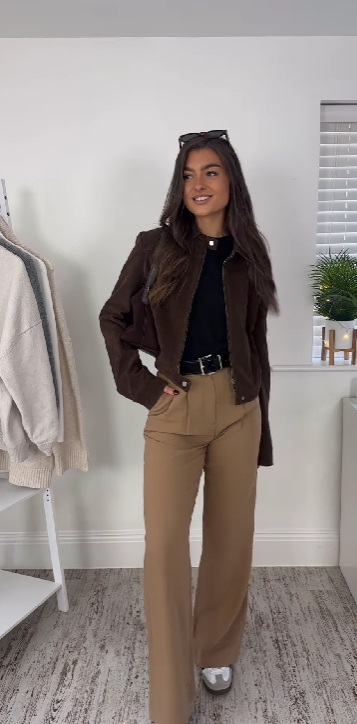Как стилизовать классические брюки: блогерша показала 3 варианта на каждый день (видео)