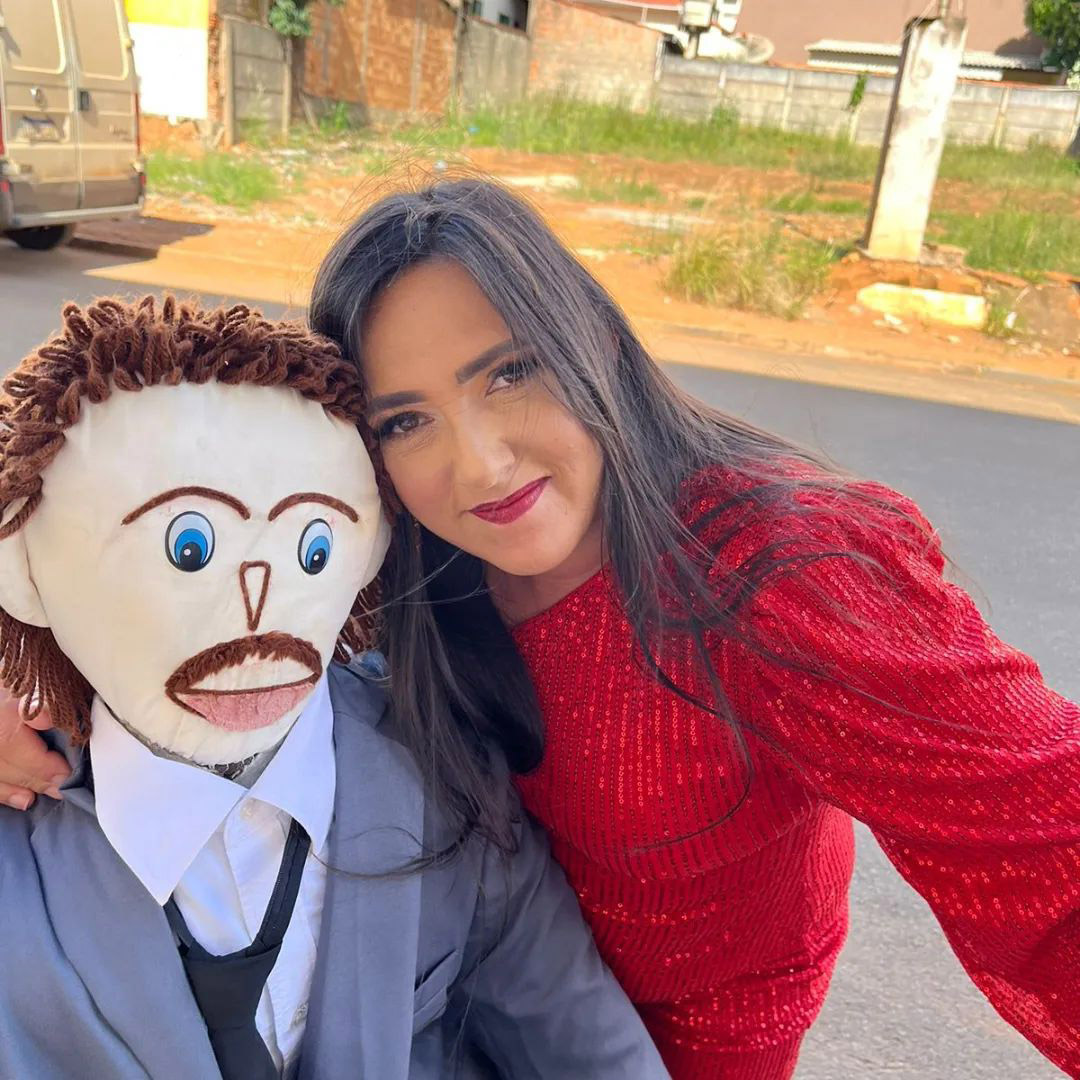 Любов сліпа. Реальні історії людей, які мали романтичні стосунки з літаками, роботами і ляльками