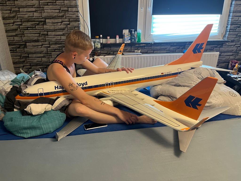 Любов сліпа. Реальні історії людей, які мали романтичні стосунки з літаками, роботами і ляльками