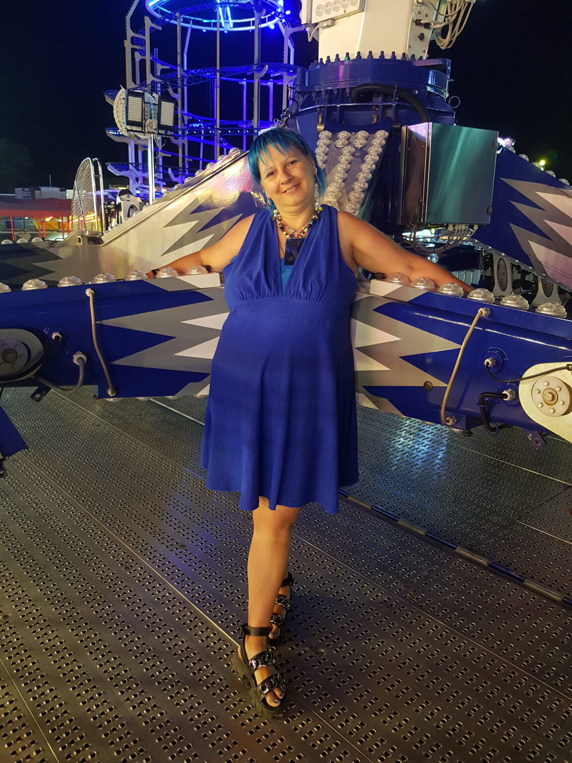 Любов сліпа. Реальні історії людей, які мали романтичні стосунки з літаками, роботами і ляльками