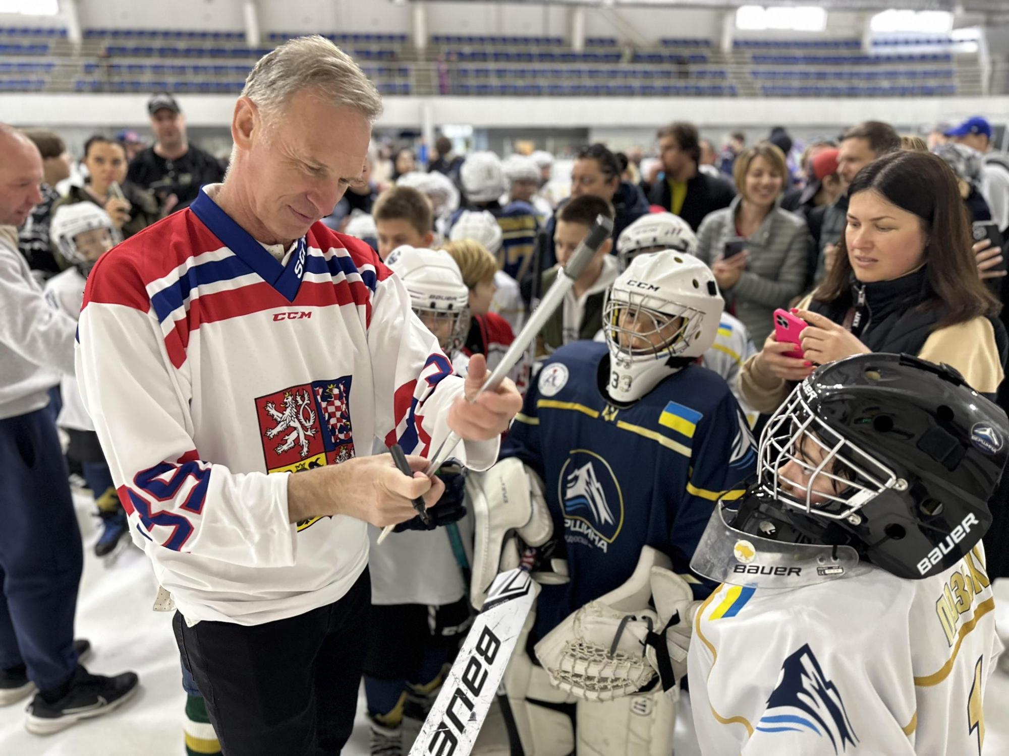 "Благодаря вам моя страна может жить мирно". Легенда НХЛ искренне обратился к украинцам