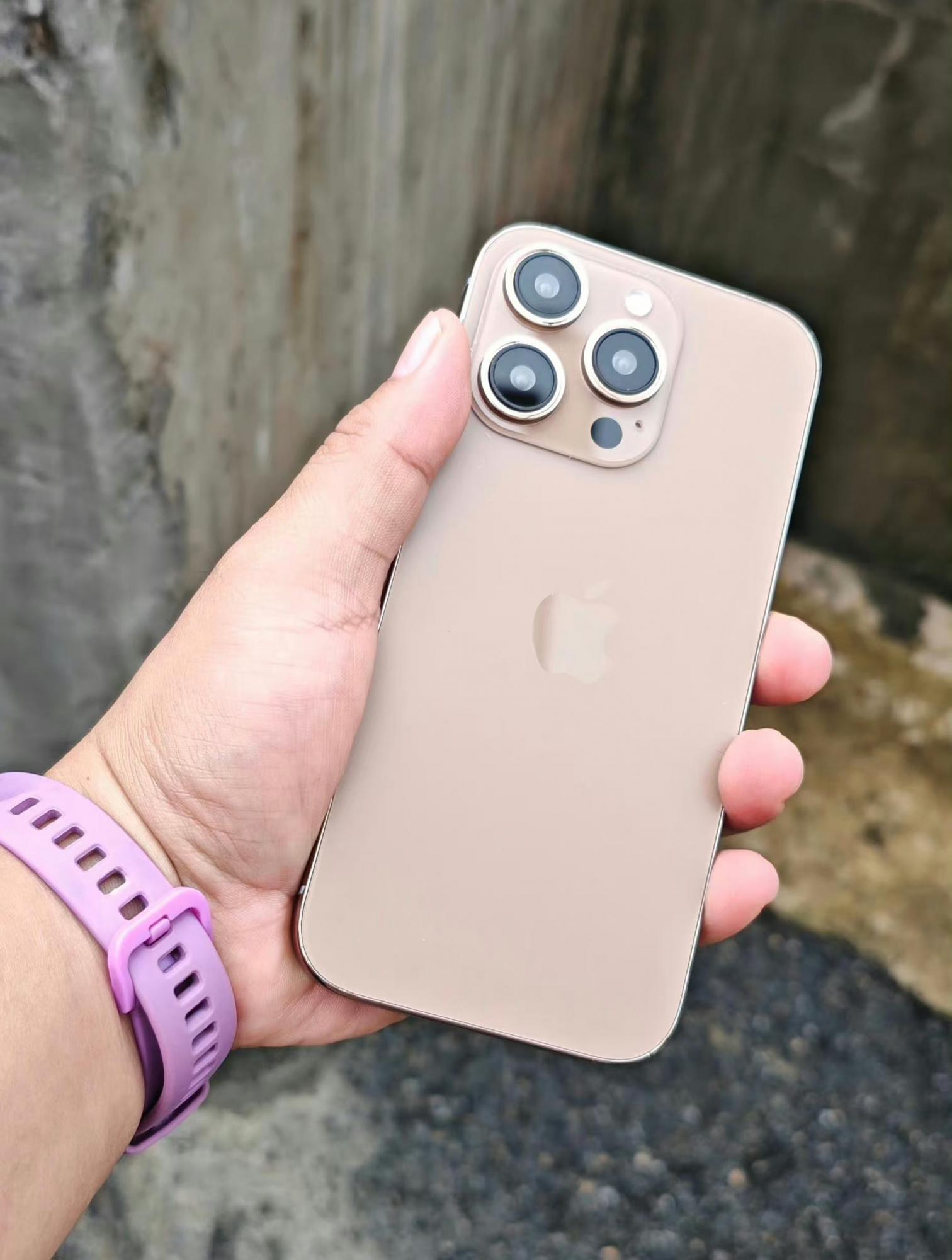 Новий колір iPhone 16 Pro показали на живих фото