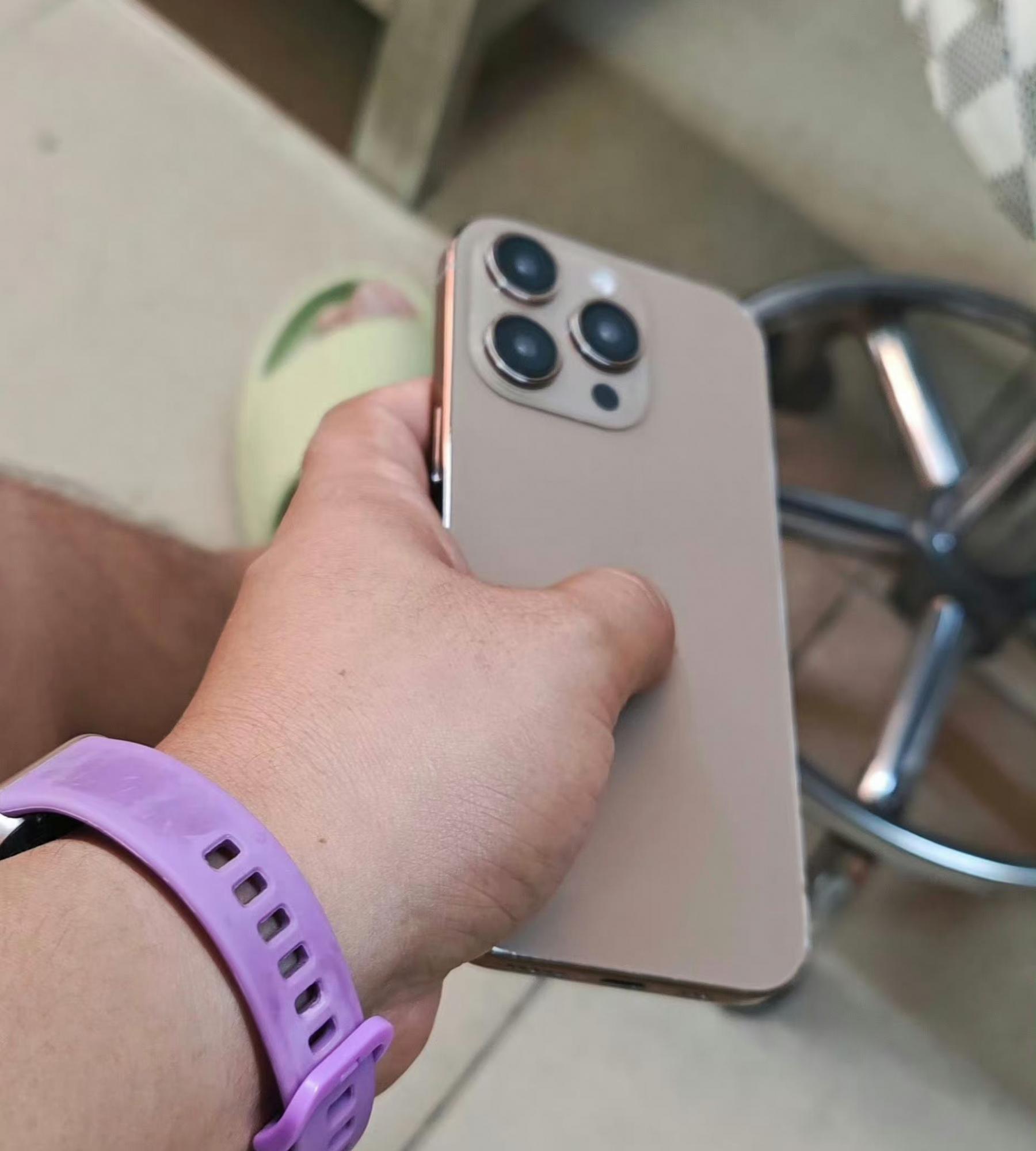 Новий колір iPhone 16 Pro показали на живих фото