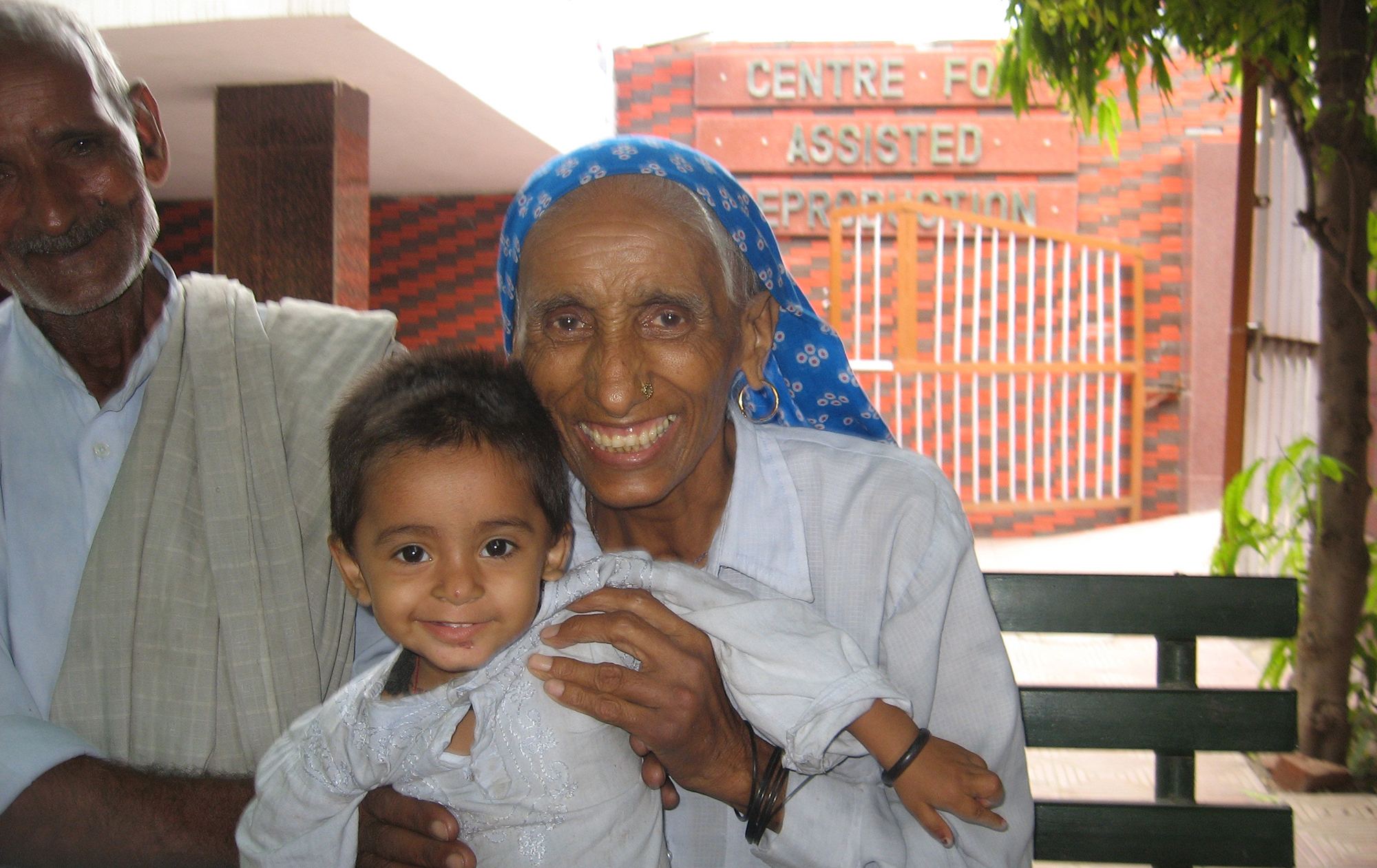 9 найстаріших мам у світі. Як їм вдалося завагітніти після 60-ти та чому вік не став на заваді