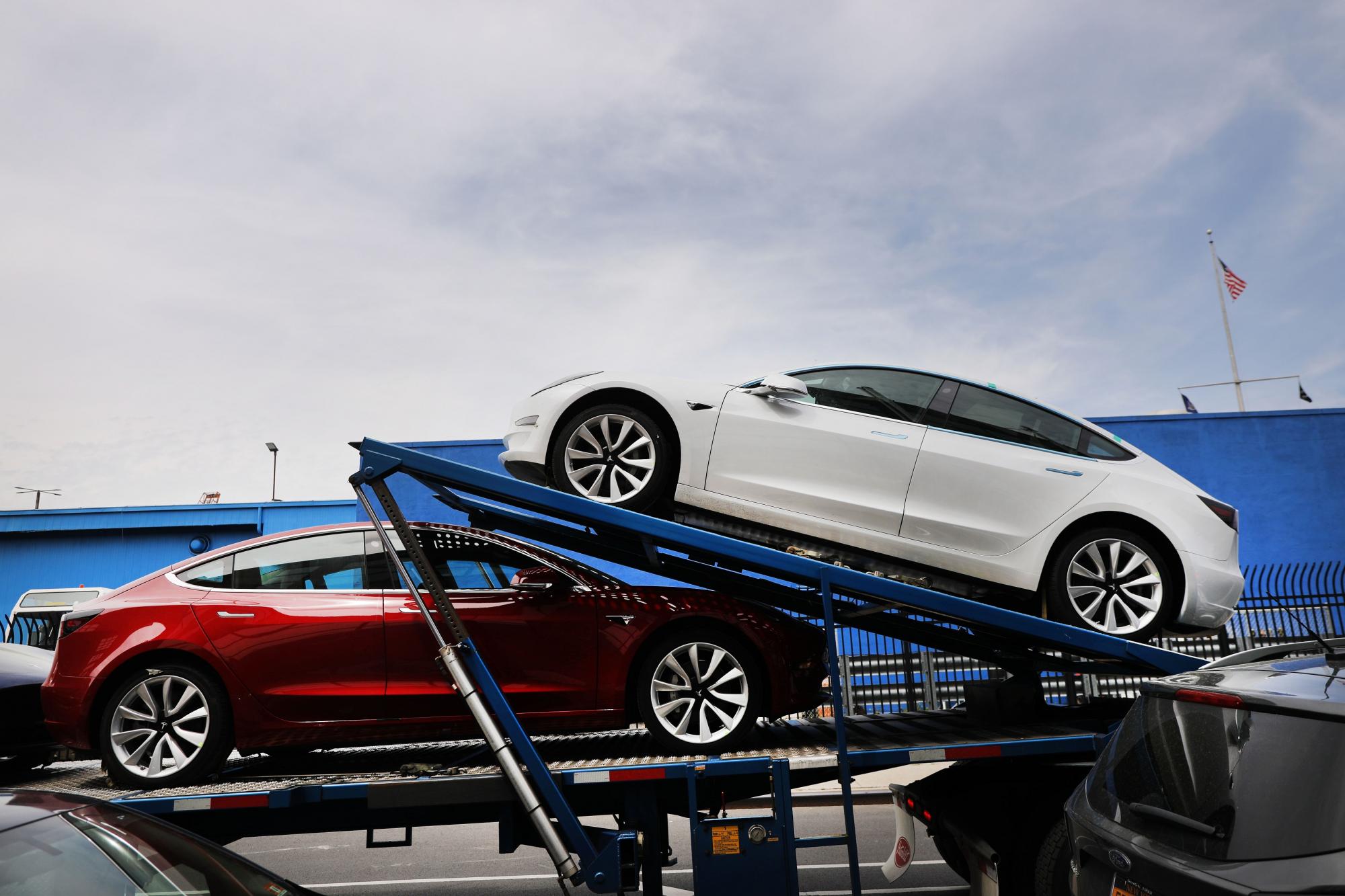 Електромобіль і вода: що буде, якщо заїхати в калюжу на "електричці"