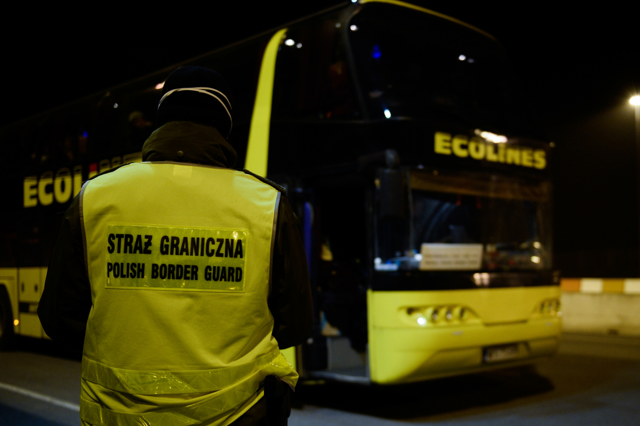 Кому з чоловіків дозволяють виїздити за кордон під час війни: правила та поради