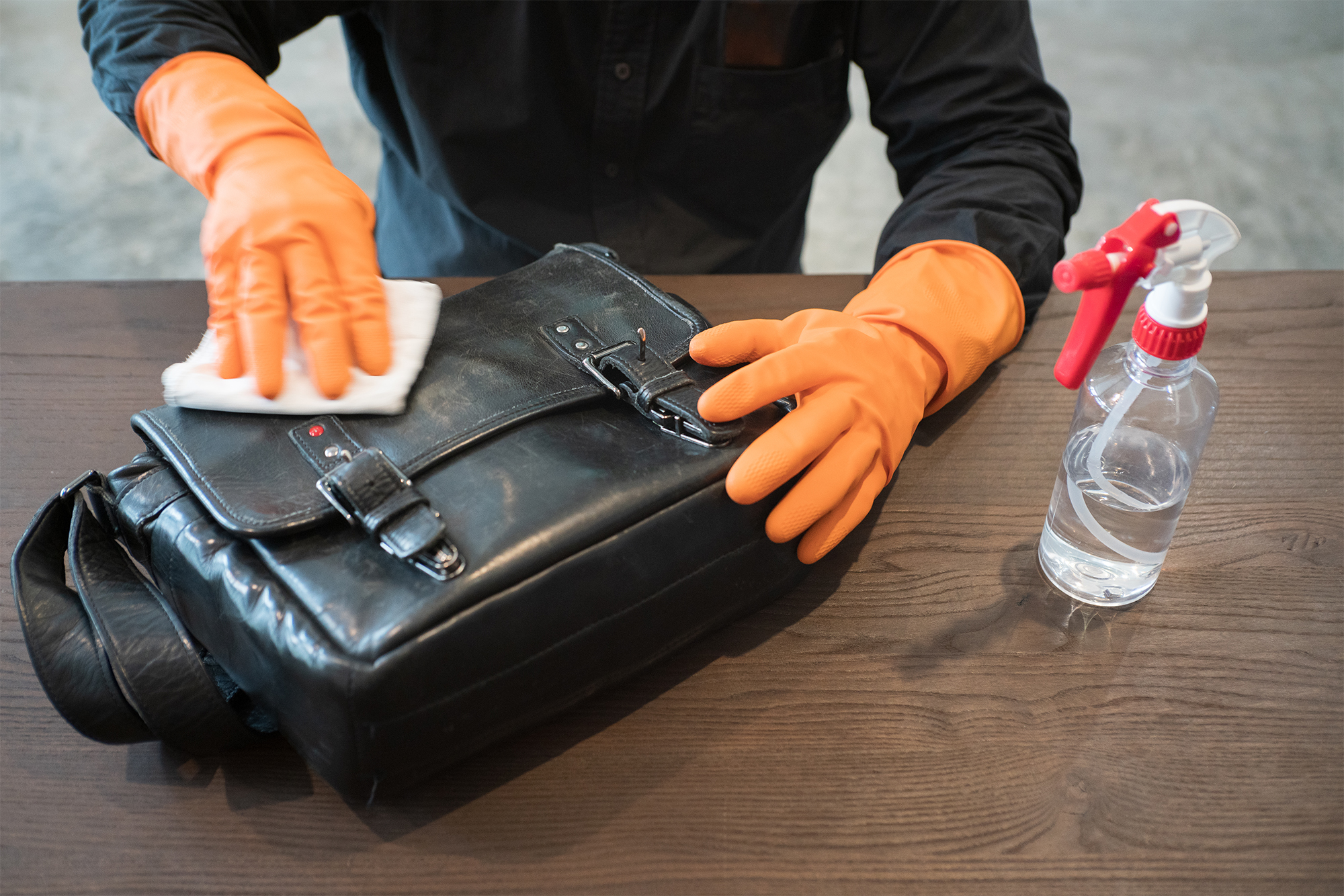 Как чистить кожаные вещи: вот, как избавиться от грязи без царапин