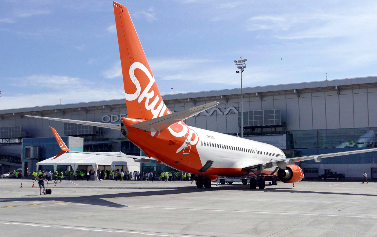 На одном самолете. В Украине осталась авиакомпания, которая выполняет рейсы во время войны