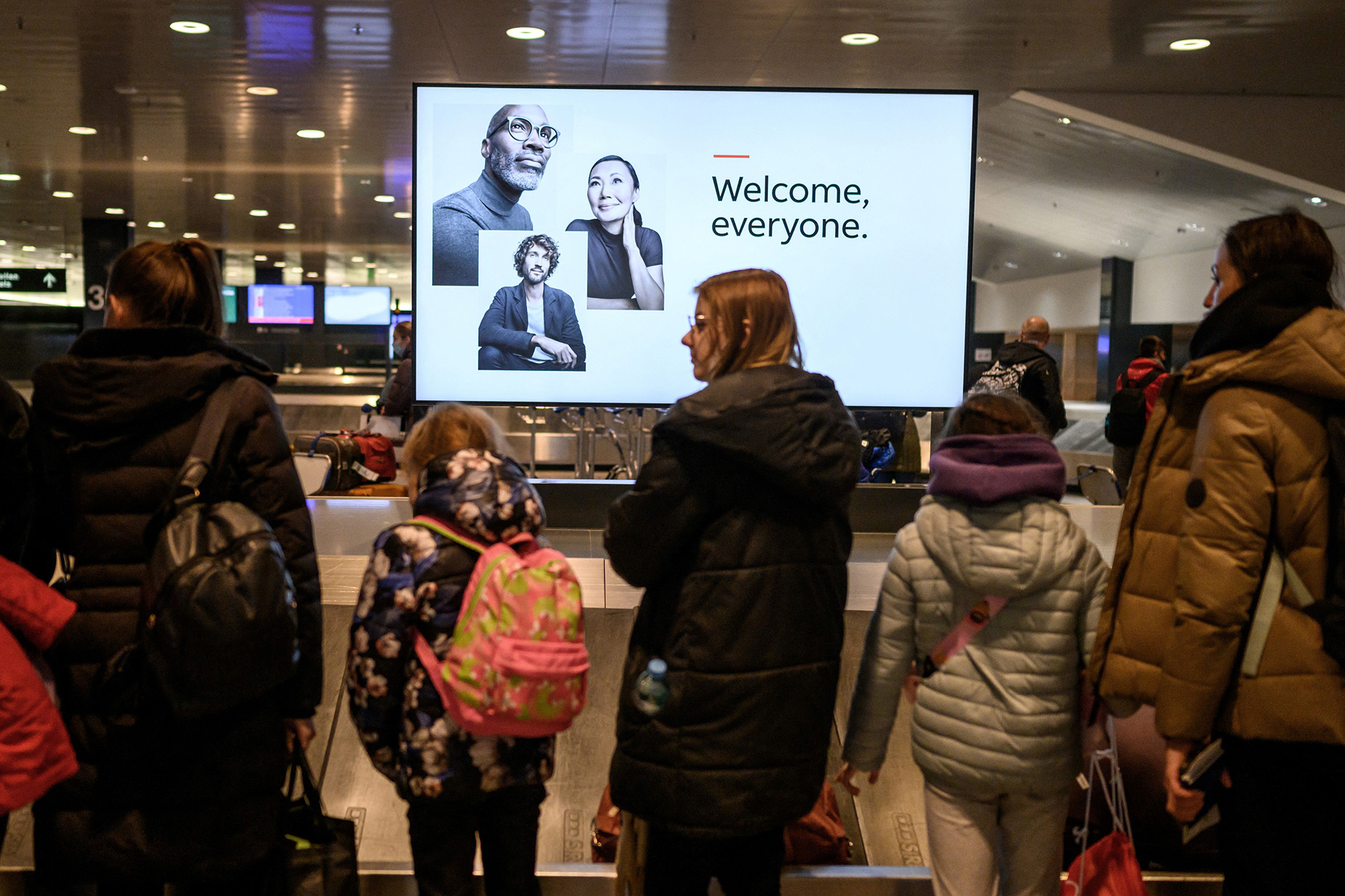 Разом із ЄС. Одна з найбагатших країн продовжила статус українців ще на рік