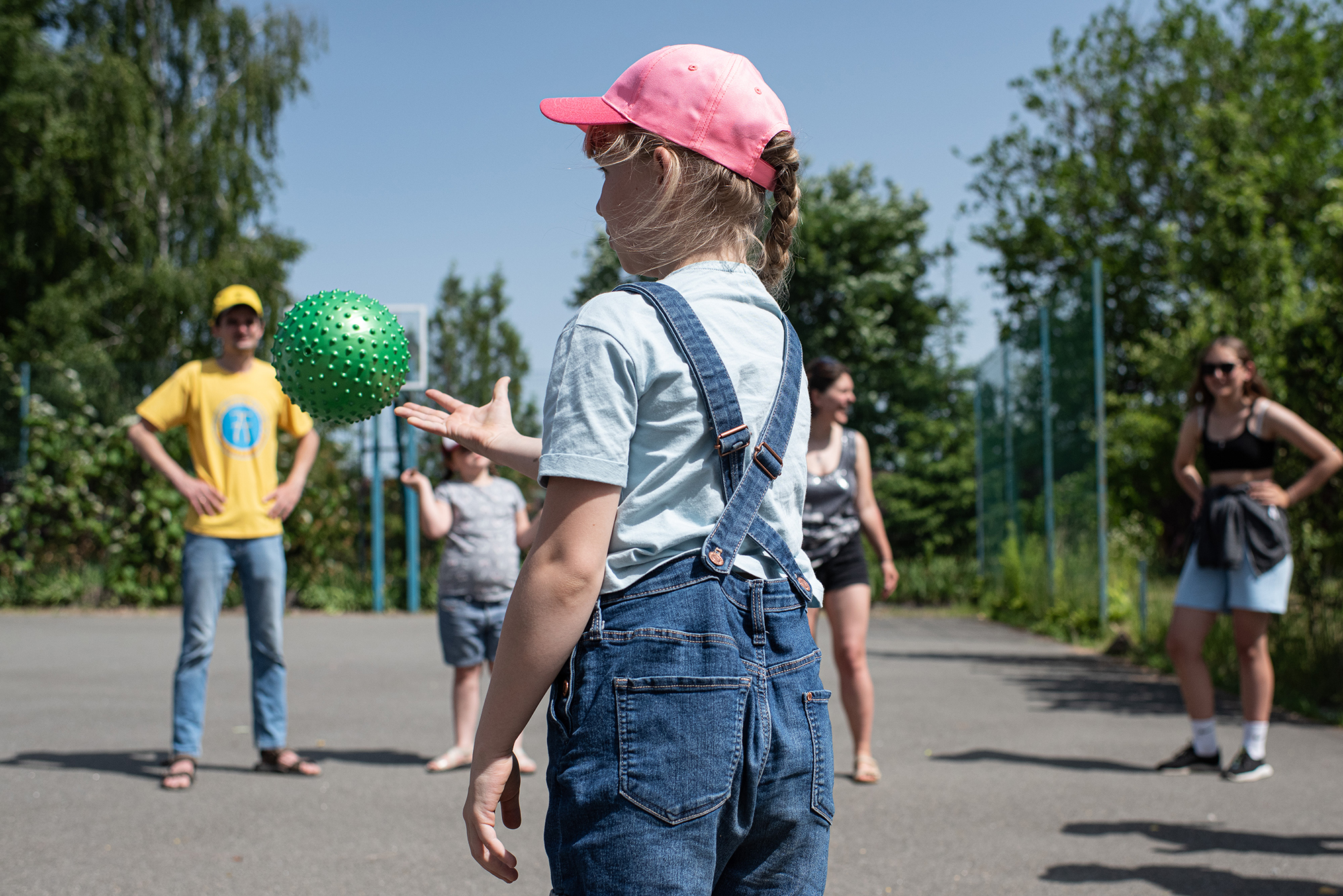 Чи варто відправляти дитину на ціле літо до бабусі: пояснення психолога
