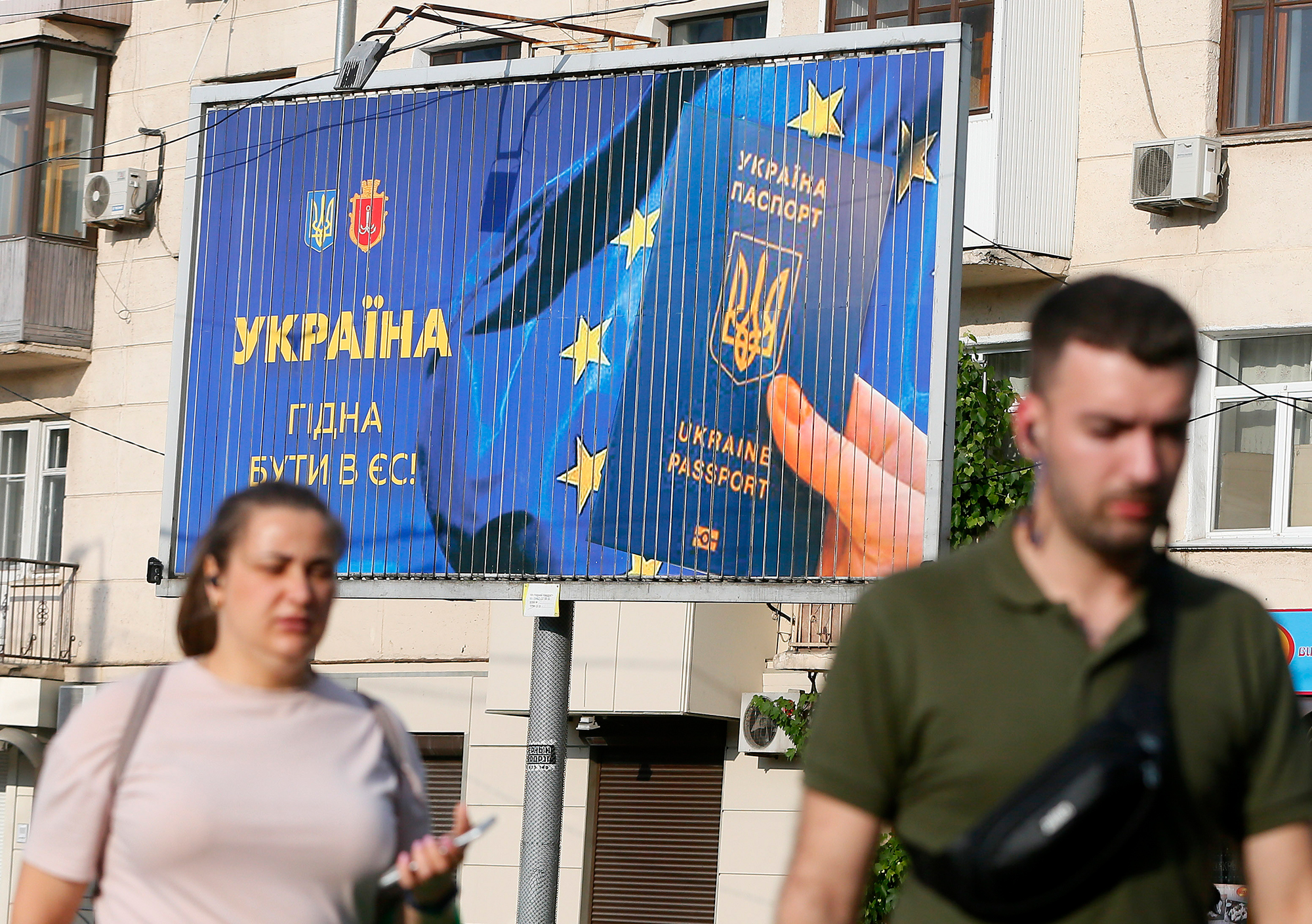 Без виз в 143 страны. Украинский паспорт поднялся на 4 пункта в международном рейтинге