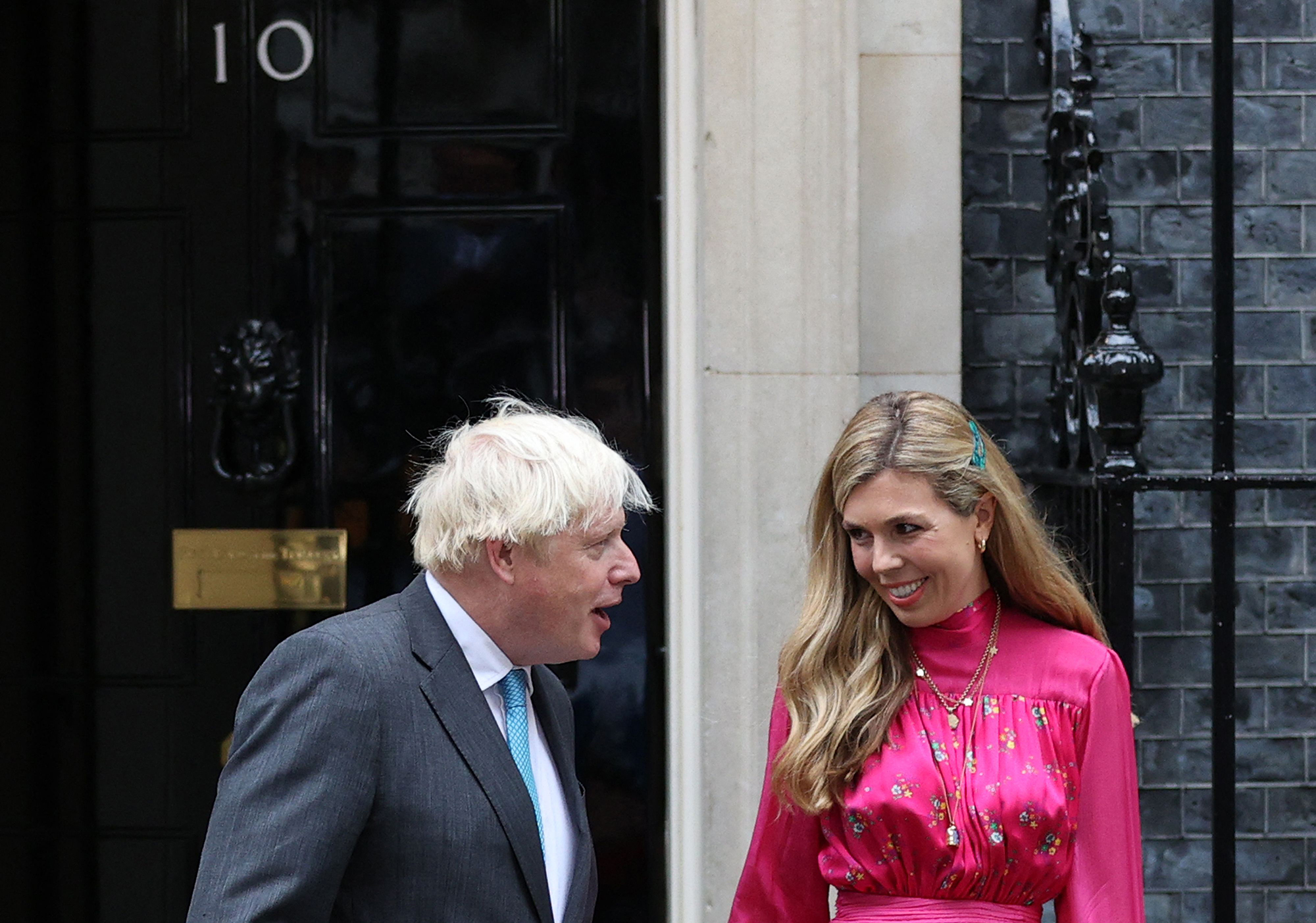 Жена Бориса Джонсона поразила всех красотой, покидая Даунинг-стрит (фото)