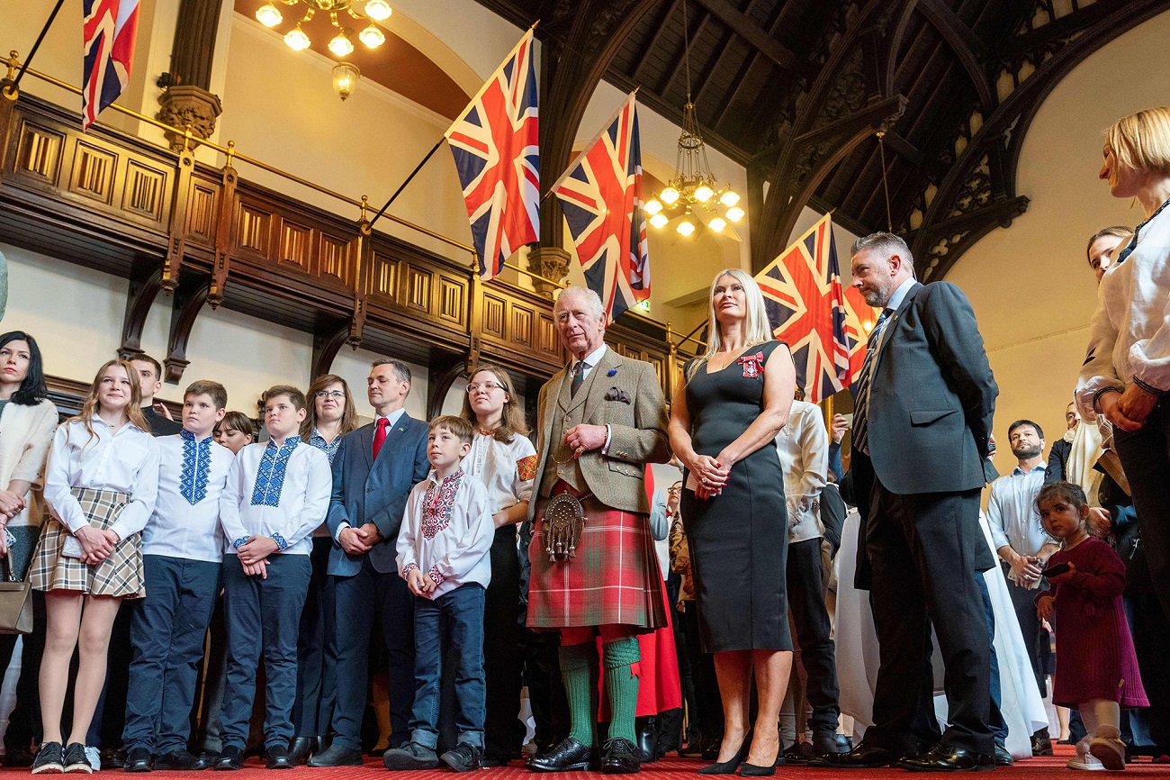Чарльз III зустрівся з українськими біженцями в Шотландії та вислухав історії сімей (фото)