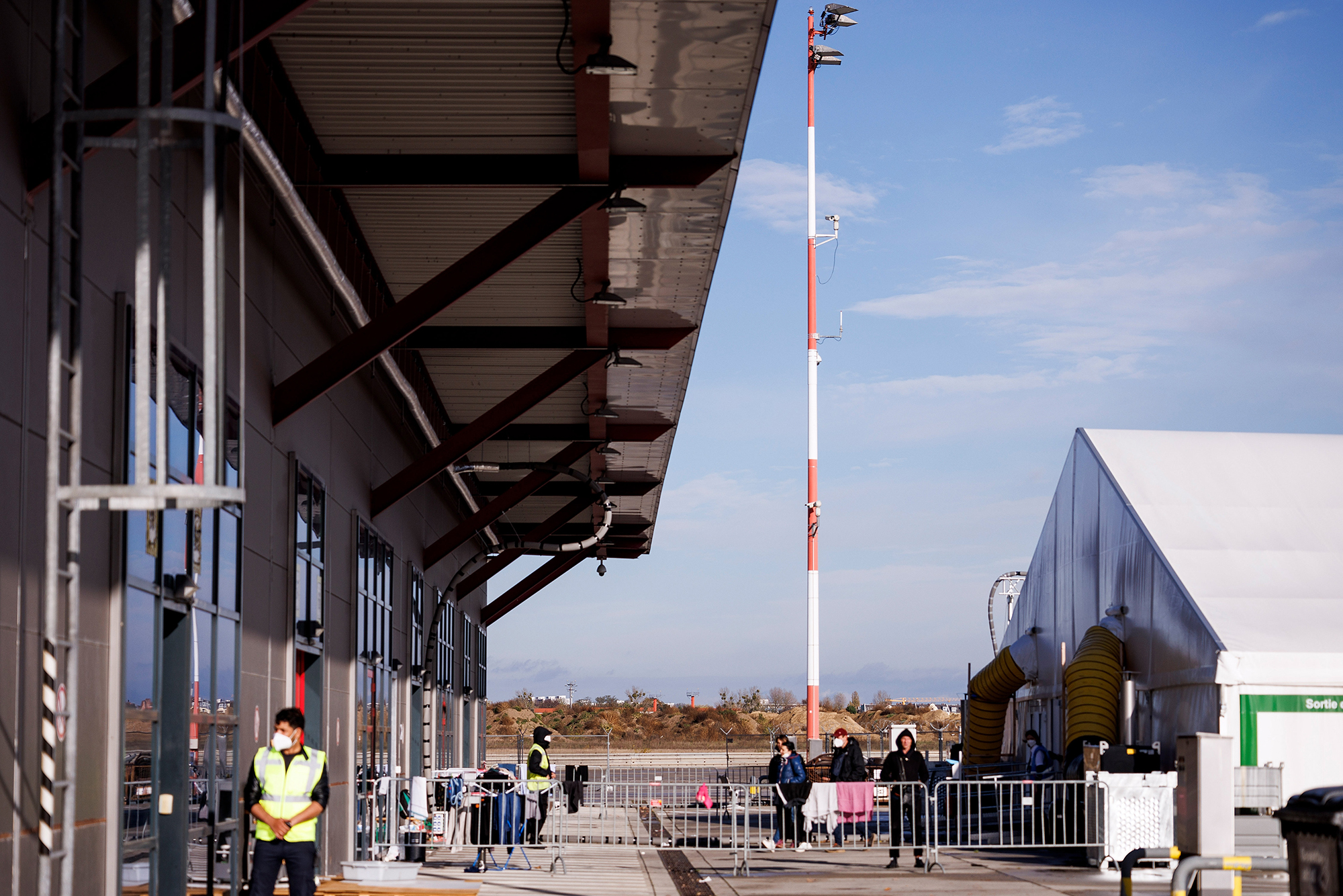 В ожидании жилья. Как живут украинцы в аэропорту Берлина