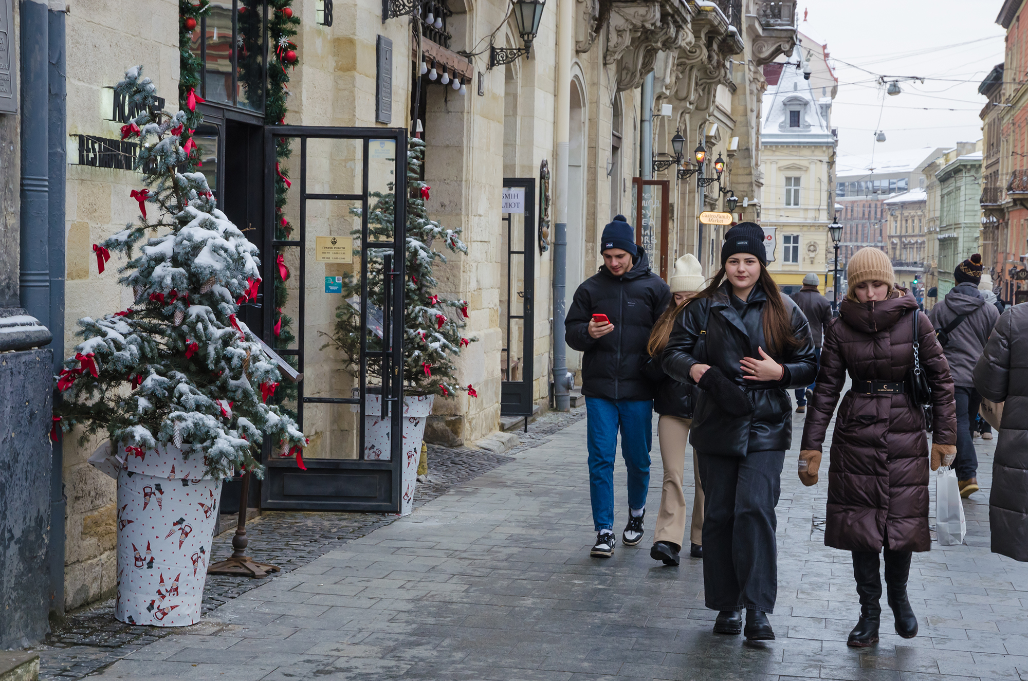 "Зазвичай місць не було". У Львові рекордно низький попит на новорічні свята