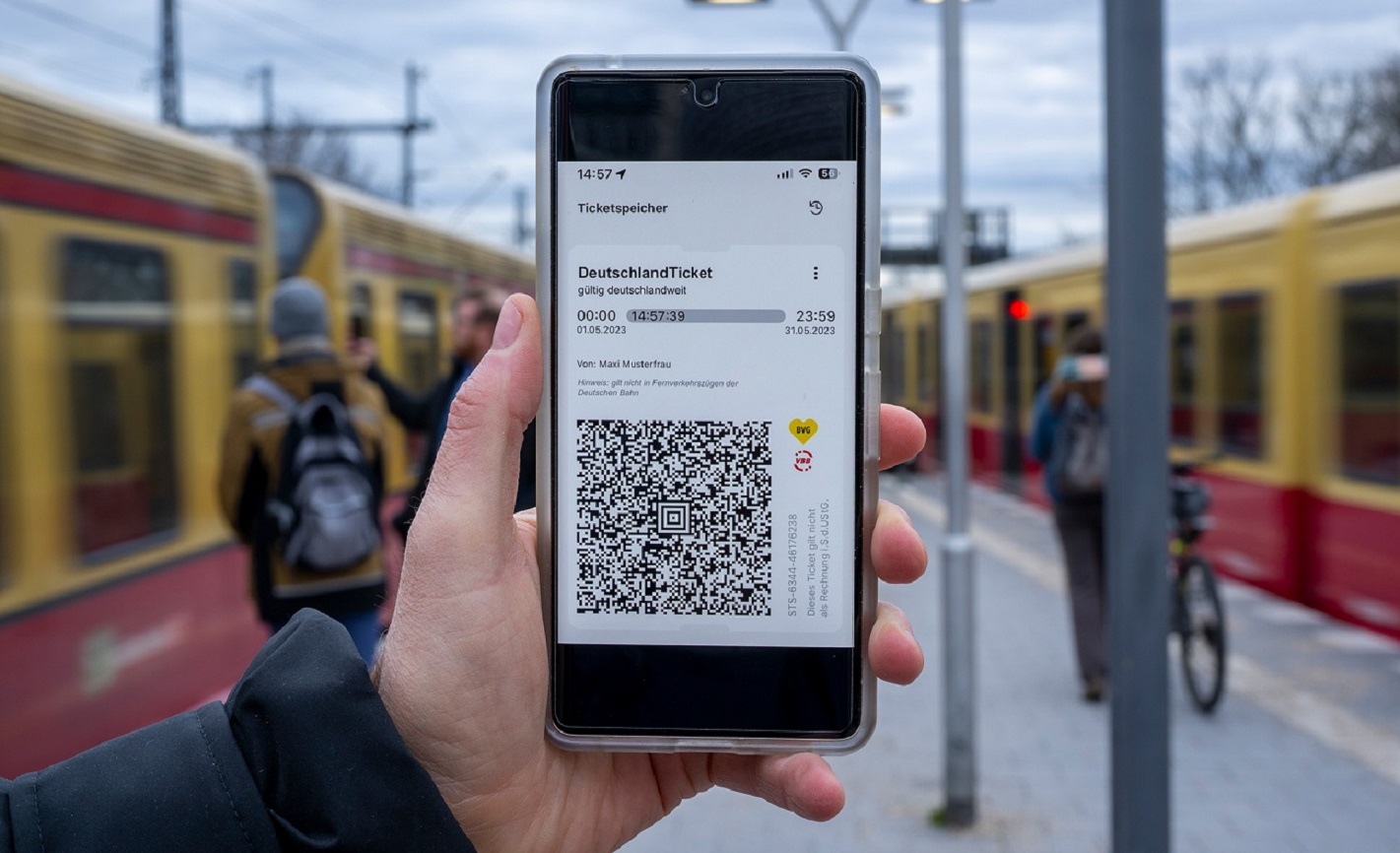 За 49 евро по всей стране. Как купить бюджетные проездные в Германии и Венгрии