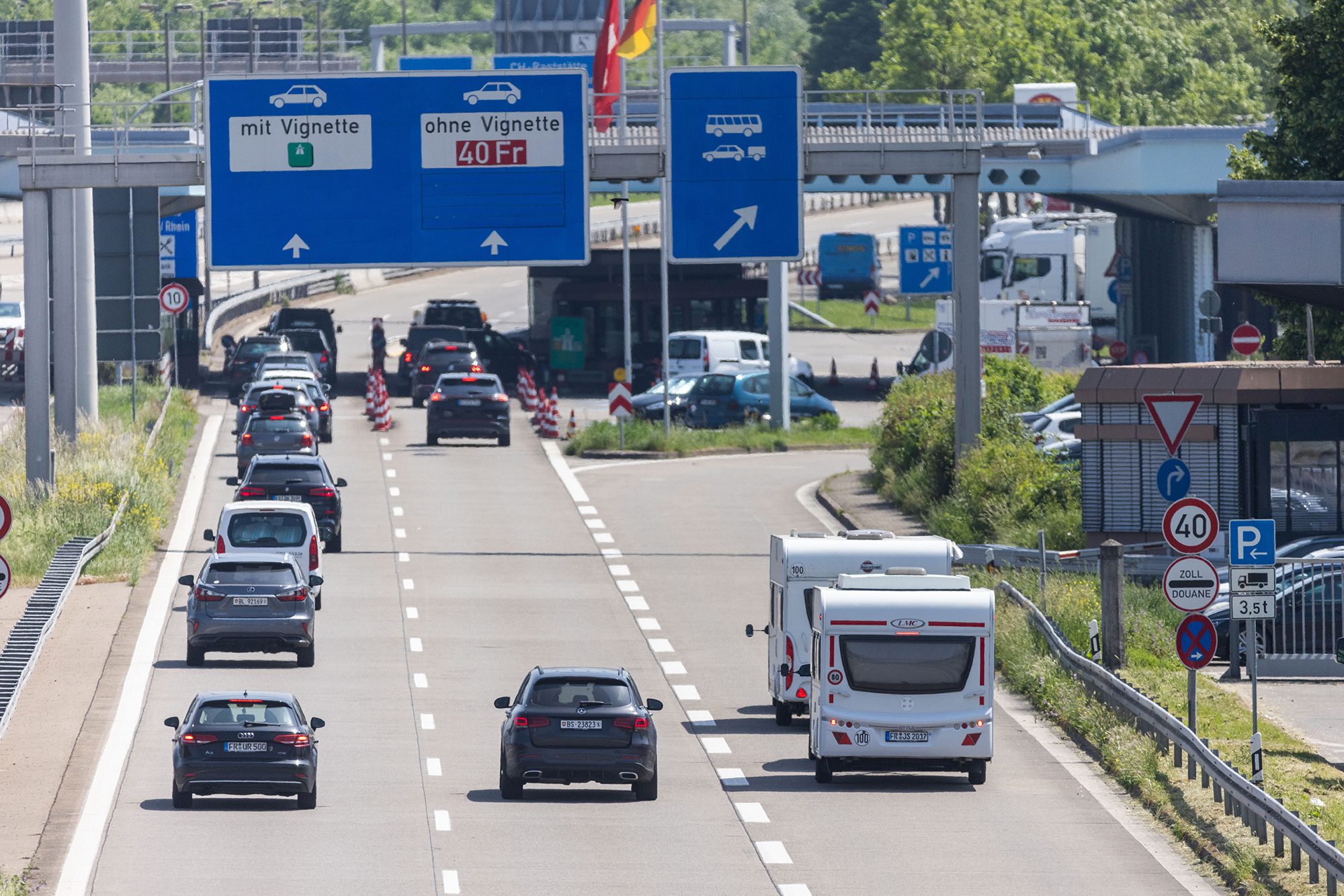 Щодня тисячі людей з-за кордону їздять на роботу до Швейцарії: скільки їм платять